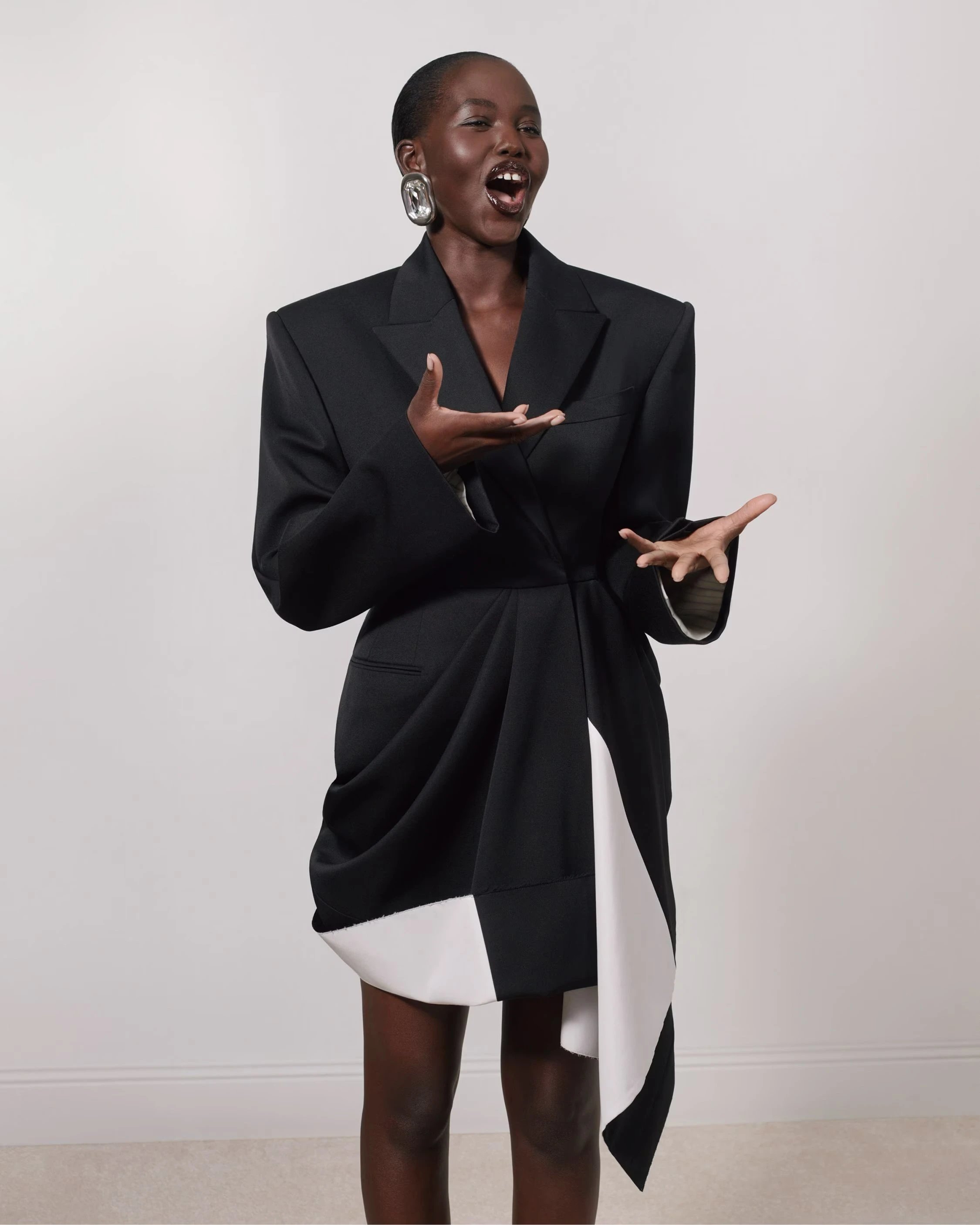 Givenchy-дегі жаңа дәуір: Сара Бертонның алғашқы жарнамалық науқаны