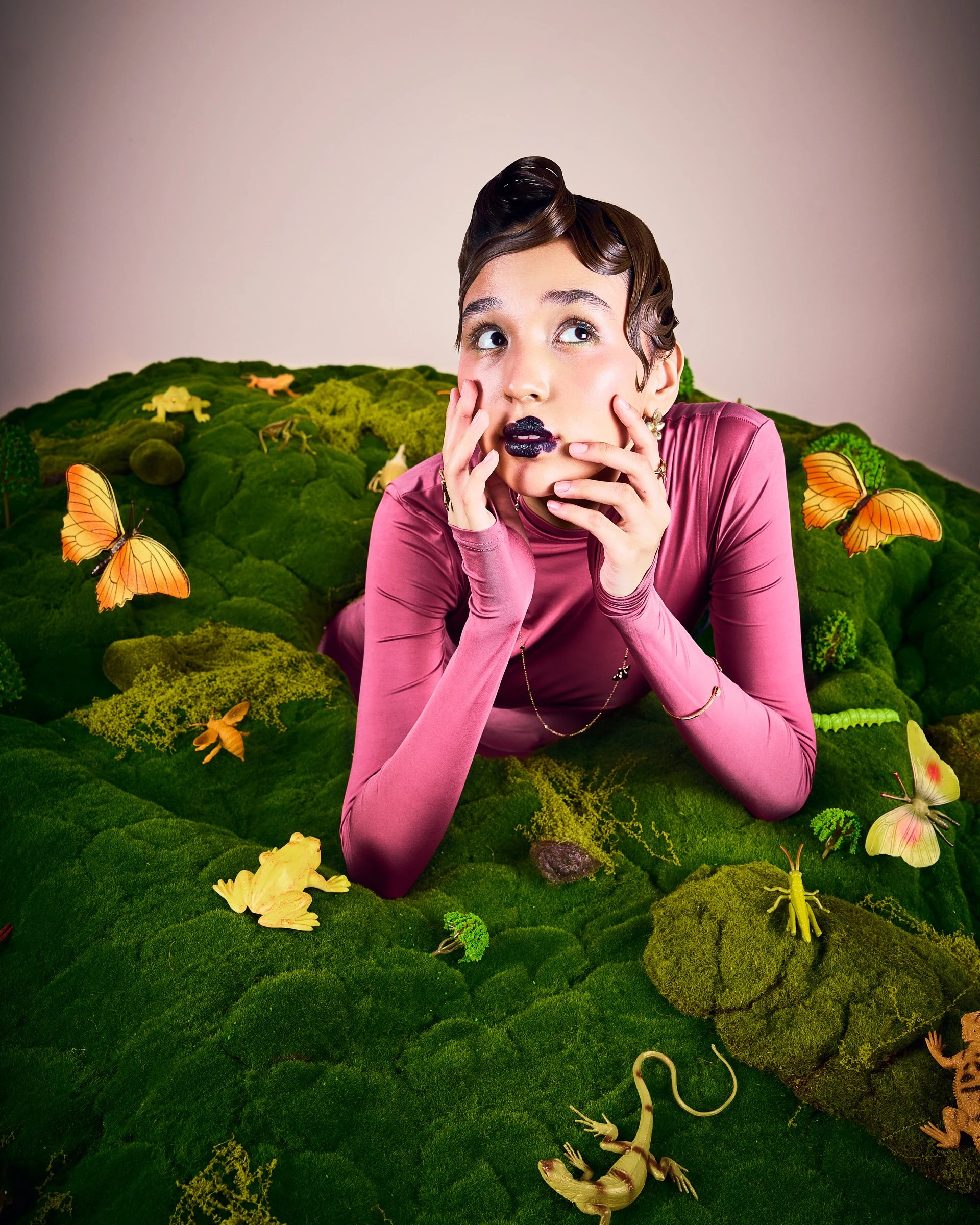 Ожерелье: [GIARDINI SEGRETI OPERA](https://www.instagram.com/sansiofficial?igsh=MWVlbW14aGw1ajFoeQ==)
Браслет: [PETIT GARDEN](https://www.instagram.com/sansiofficial?igsh=MWVlbW14aGw1ajFoeQ==)
Серьги: [GIARDINI SEGRETI](https://www.instagram.com/sansiofficial?igsh=MWVlbW14aGw1ajFoeQ==)
Кольца: [GIARDINI SEGRETI](https://www.instagram.com/sansiofficial?igsh=MWVlbW14aGw1ajFoeQ==)