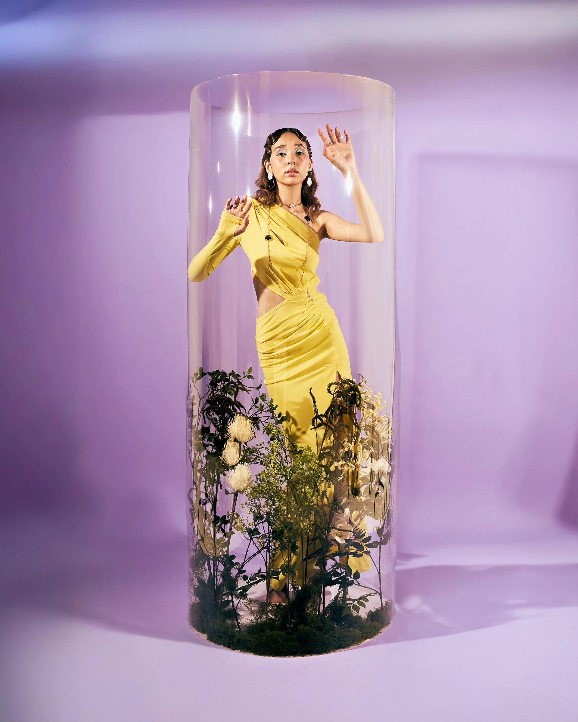 Сотуар: [TON JOLI](https://www.instagram.com/sansiofficial?igsh=MWVlbW14aGw1ajFoeQ==)
Кольца: [TON JOLI](https://www.instagram.com/sansiofficial?igsh=MWVlbW14aGw1ajFoeQ==) | [PETIT JOLI ](https://www.instagram.com/sansiofficial?igsh=MWVlbW14aGw1ajFoeQ==) 
Чокер: [PETIT JOLI LUNAIRE](https://www.instagram.com/sansiofficial?igsh=MWVlbW14aGw1ajFoeQ==)
Серьги: [TON JOLI](https://www.instagram.com/sansiofficial?igsh=MWVlbW14aGw1ajFoeQ==)