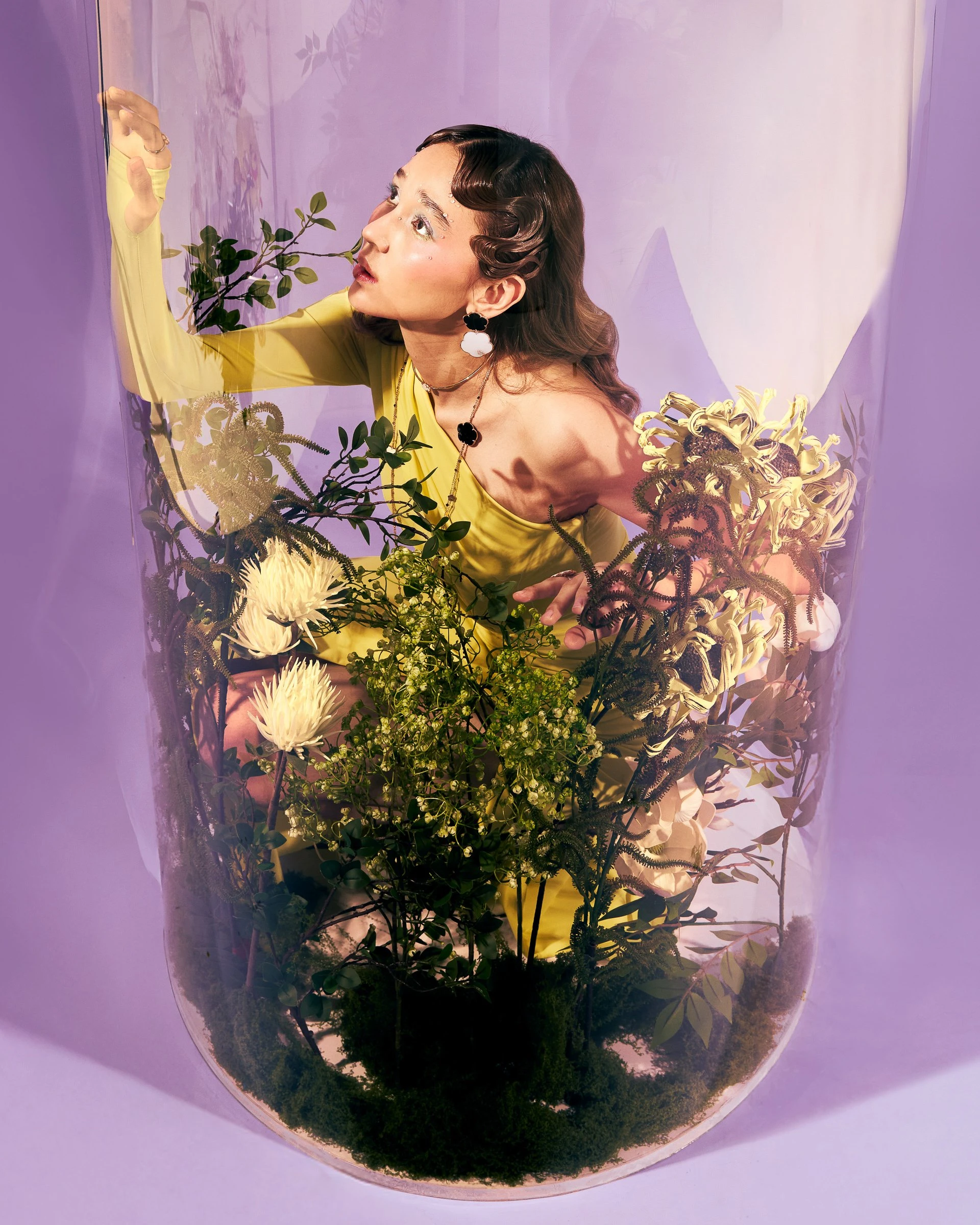 Сотуар: [TON JOLI](https://www.instagram.com/sansiofficial?igsh=MWVlbW14aGw1ajFoeQ==)
Кольца: [TON JOLI](https://www.instagram.com/sansiofficial?igsh=MWVlbW14aGw1ajFoeQ==) | [PETIT JOLI ](https://www.instagram.com/sansiofficial?igsh=MWVlbW14aGw1ajFoeQ==) 
Чокер: [PETIT JOLI LUNAIRE](https://www.instagram.com/sansiofficial?igsh=MWVlbW14aGw1ajFoeQ==)
Серьги: [TON JOLI](https://www.instagram.com/sansiofficial?igsh=MWVlbW14aGw1ajFoeQ==)