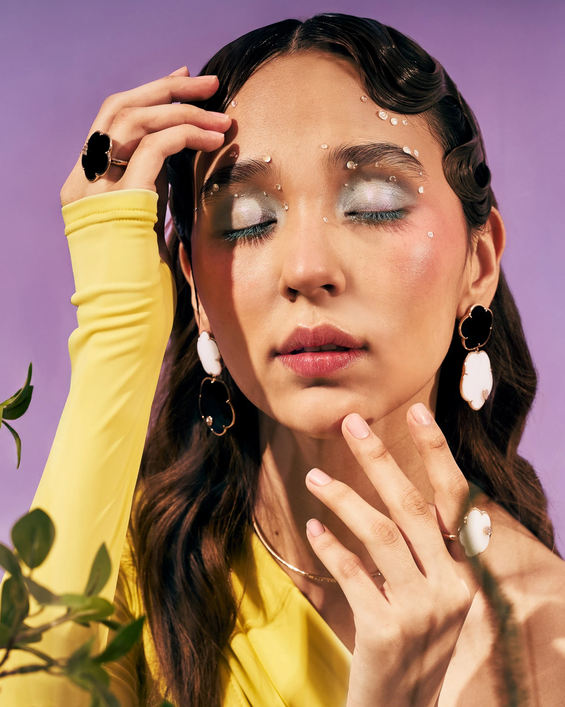 Сотуар: [TON JOLI](https://www.instagram.com/sansiofficial?igsh=MWVlbW14aGw1ajFoeQ==)
Кольца: [TON JOLI](https://www.instagram.com/sansiofficial?igsh=MWVlbW14aGw1ajFoeQ==) | [PETIT JOLI ](https://www.instagram.com/sansiofficial?igsh=MWVlbW14aGw1ajFoeQ==) 
Чокер: [PETIT JOLI LUNAIRE](https://www.instagram.com/sansiofficial?igsh=MWVlbW14aGw1ajFoeQ==)
Серьги: [TON JOLI](https://www.instagram.com/sansiofficial?igsh=MWVlbW14aGw1ajFoeQ==)