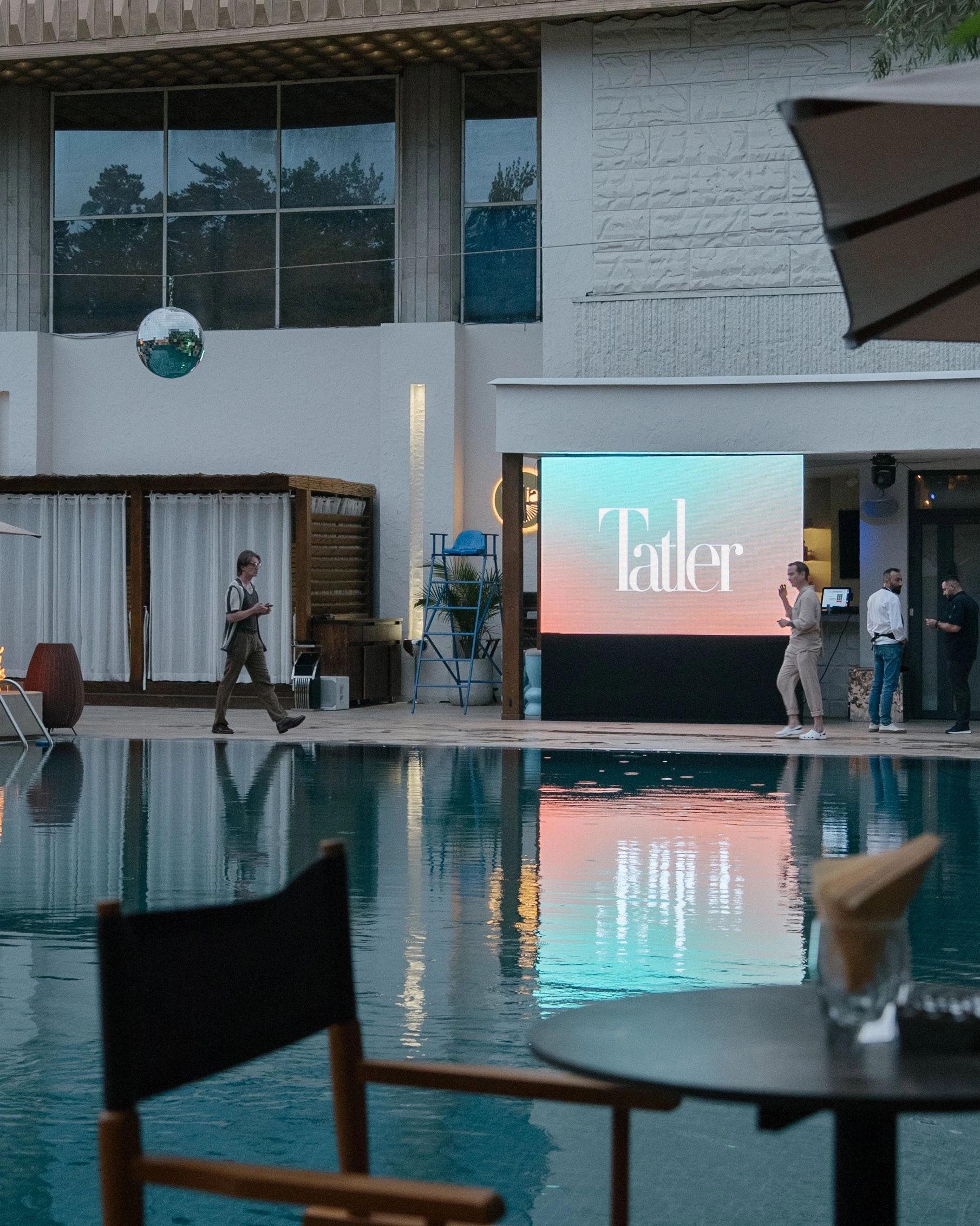 Tatler-дің Sunset Soirée кеші: достардың бассейн басындағы жазғы кездесуі