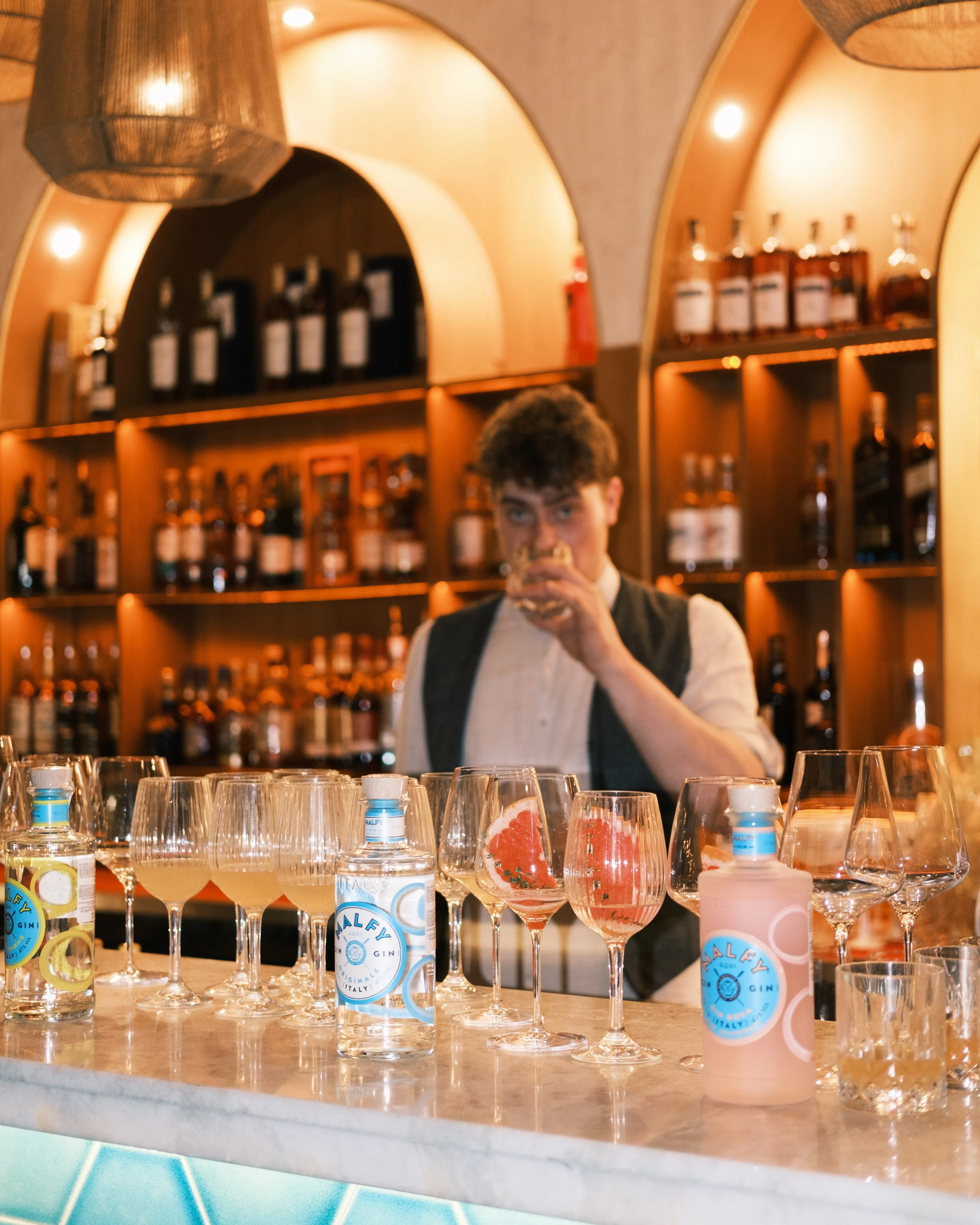 Tatler-дің Sunset Soirée кеші: достардың бассейн басындағы жазғы кездесуі