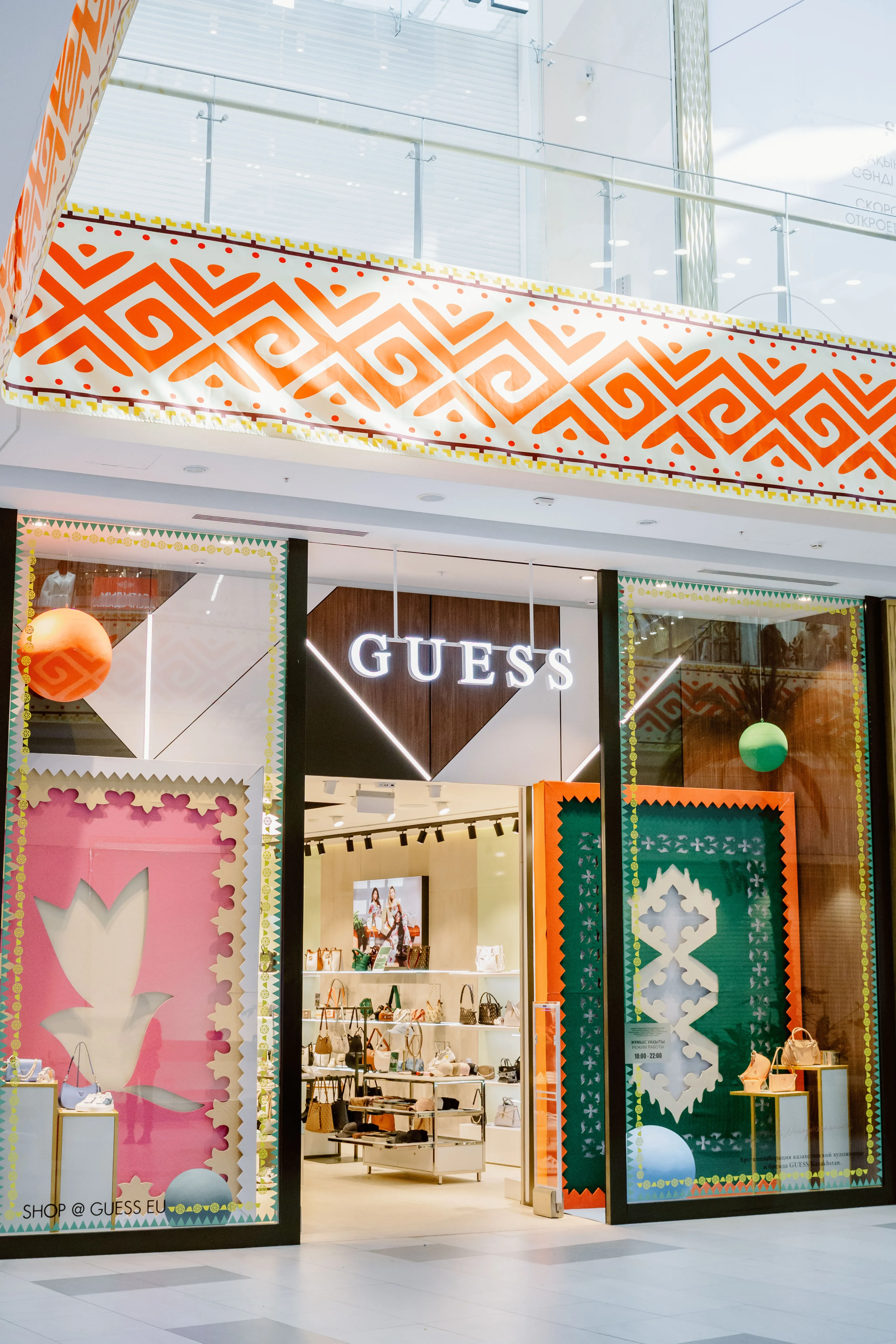 Переосмысление кодов: художница Асель Нусипкожанова создала арт-объекты для GUESS