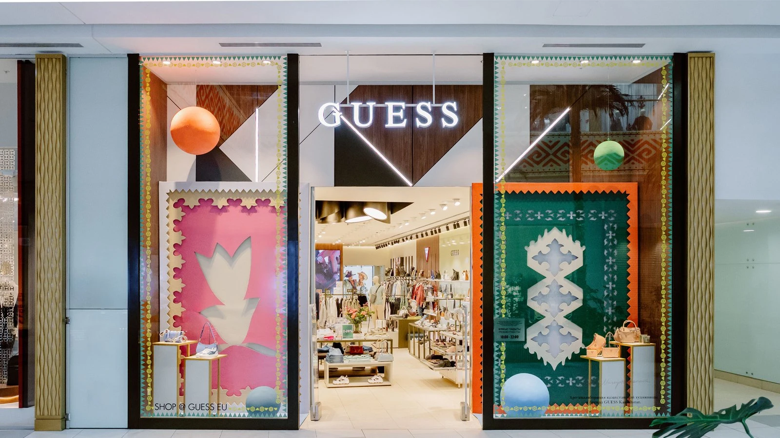 Переосмысление кодов: художница Асель Нусипкожанова создала арт-объекты для GUESS