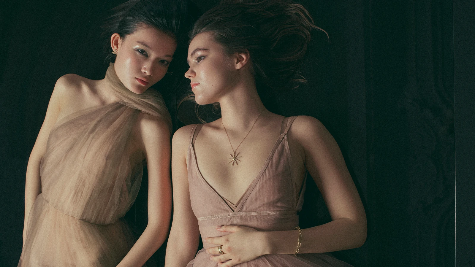 Фотограф: Paul Morel | Платья из фатина Dior, украшения Nisi Jewelry