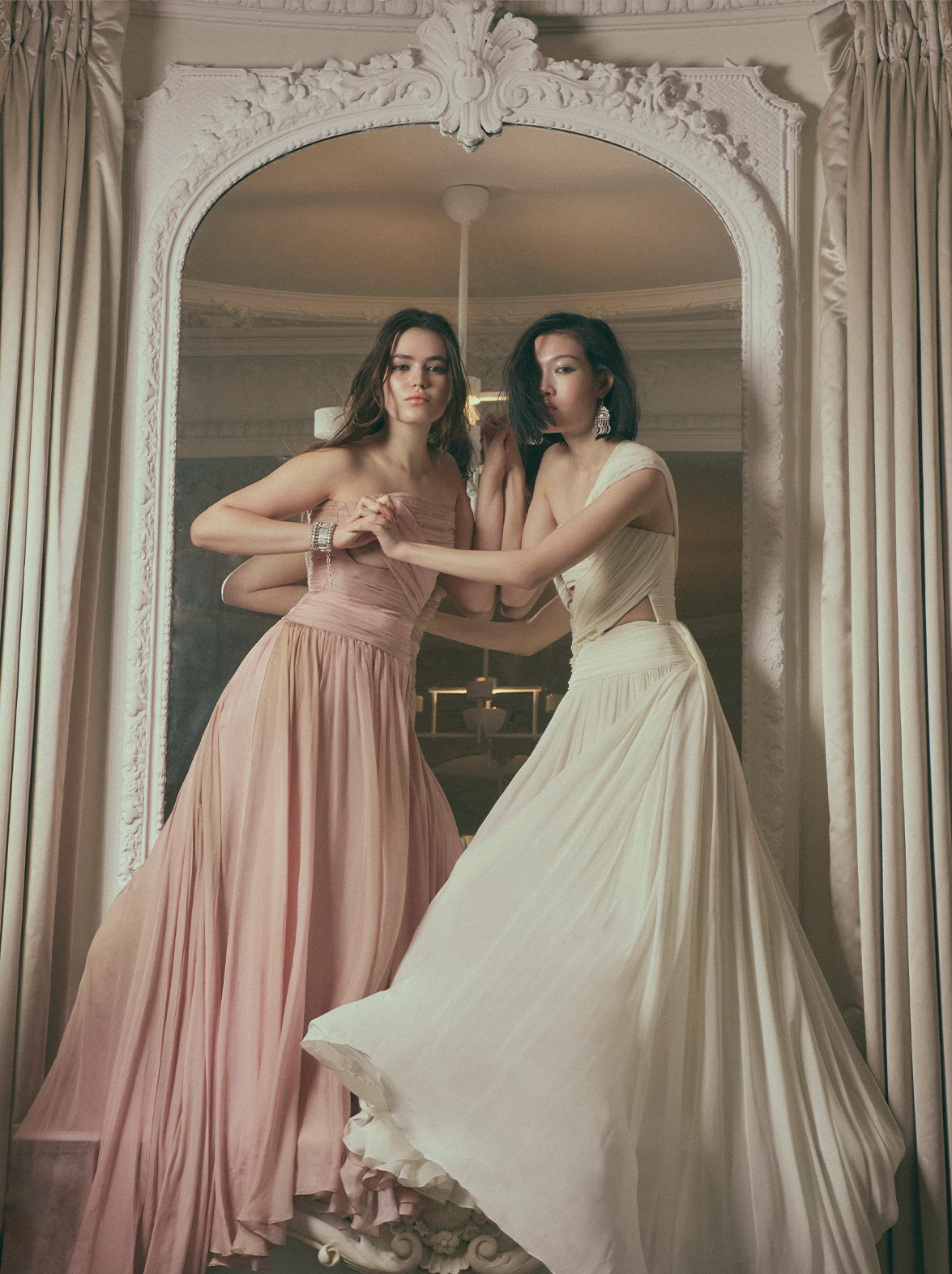 Платья Zuhair Murad, серебряные серьги и браслет из личной коллекции Айгерим Шустер