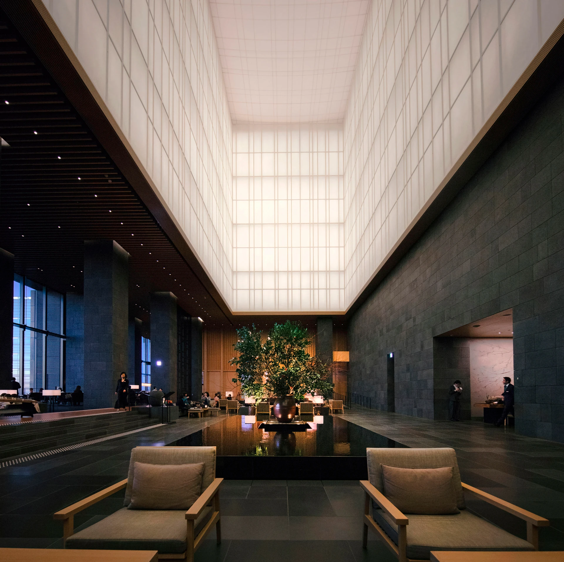 Сложно представить, сколько владельцам отеля Aman в Токио стоил фантастических размеров атриум | Alamy