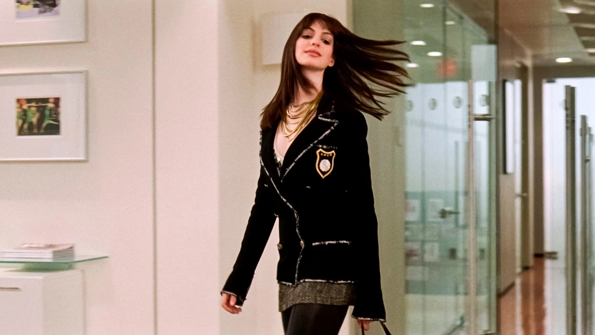 Героиня Энн Хэтэуэй в фильме «Дьявол носит Prada» изменилась благодаря смене работы – и гардероба | Alamy