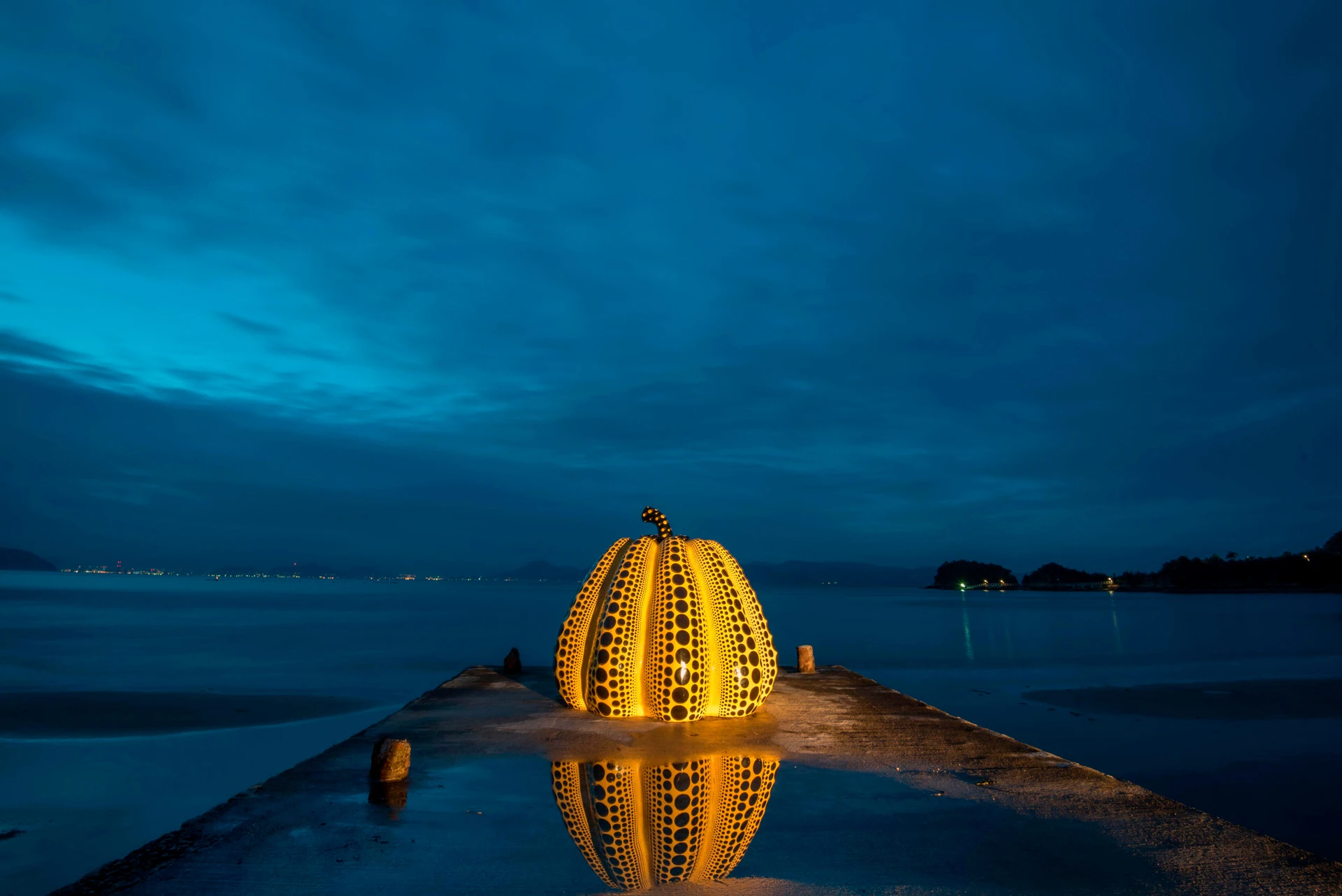 Чёрно-желтая тыква Яёи Кусамы | Alamy