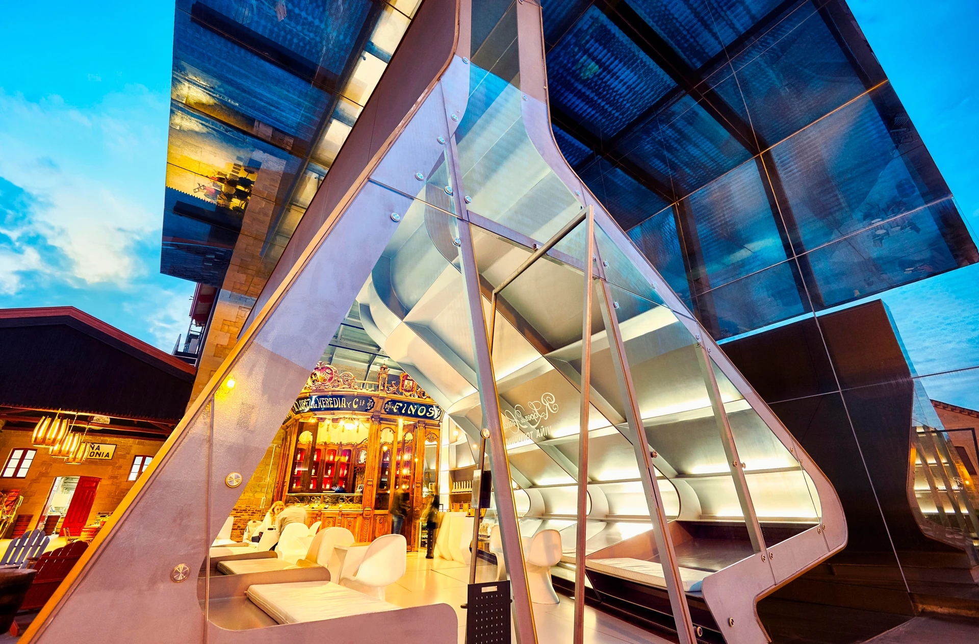 Дегустационный павильон для винодельни Viña Tondonia в Аро создала Заха Хадид | Alamy