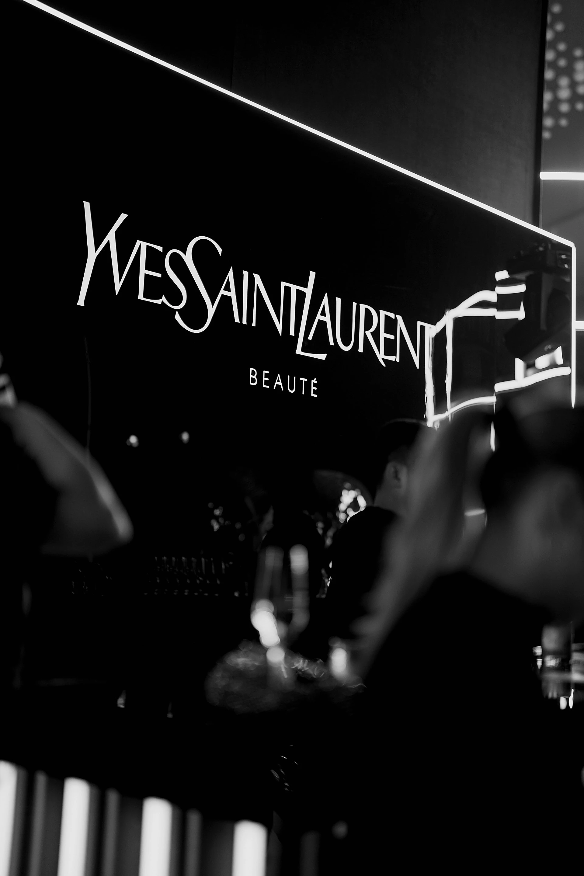YSL Beauty Light Club: Алматыдағы жаңа кеңістік