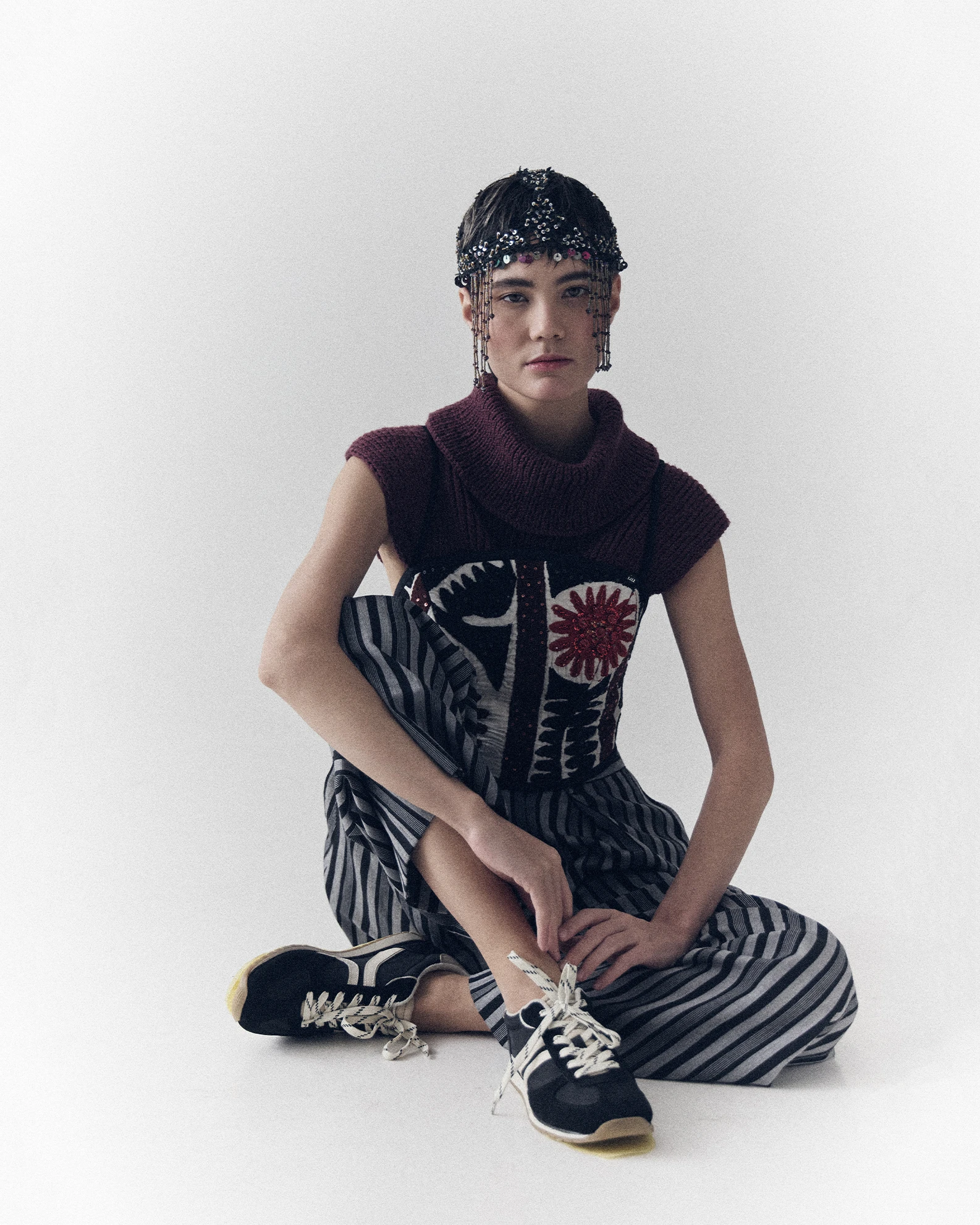 Аксессуар на голову, корсет: Lali; манишка: TAIS & I; брюки: Morobolsin, Teplo Store; кроссовки: собственность стилиста