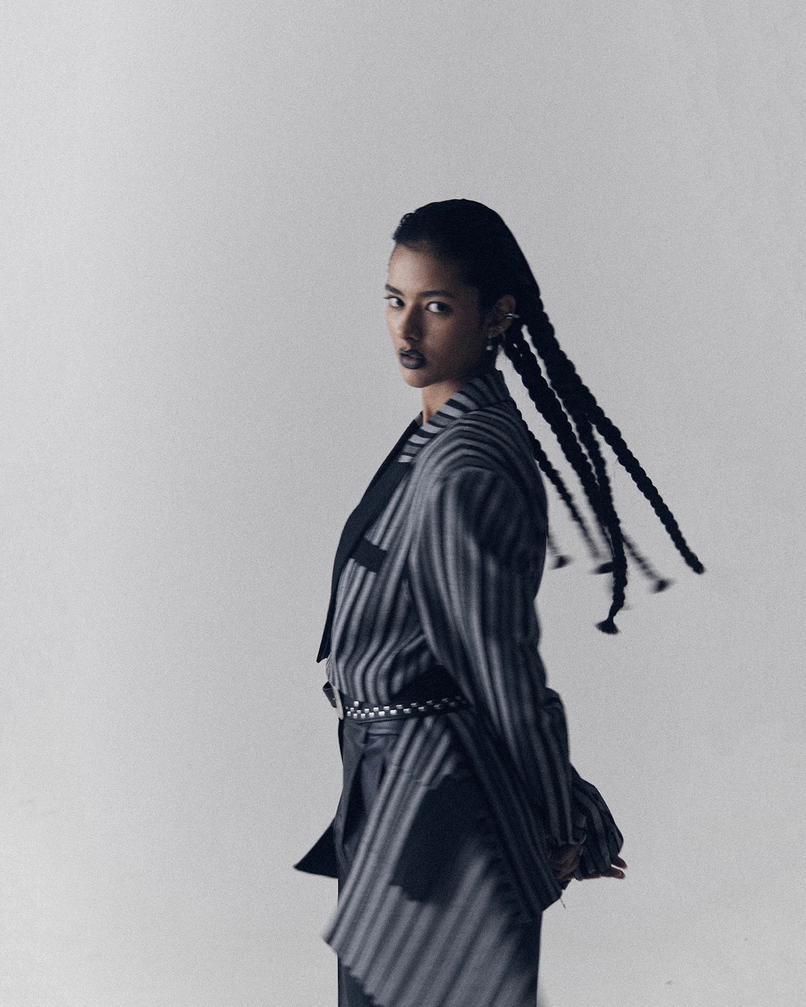 Жакет: Morobolsin, Teplo Store; брюки: Teplo Store; серьга, кафф, ремень: собственность стилиста