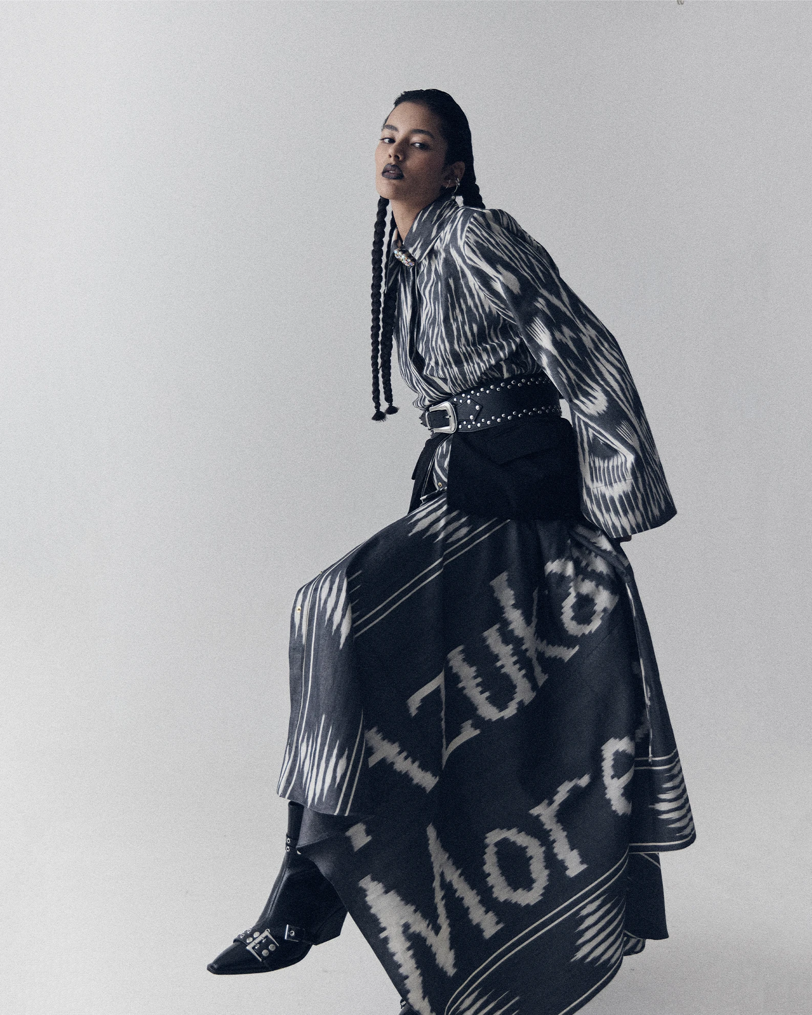 Жакет, юбка: Azukar Moreno; баска: Lali; ремень, серьга, кафф, казаки: собственность стилиста