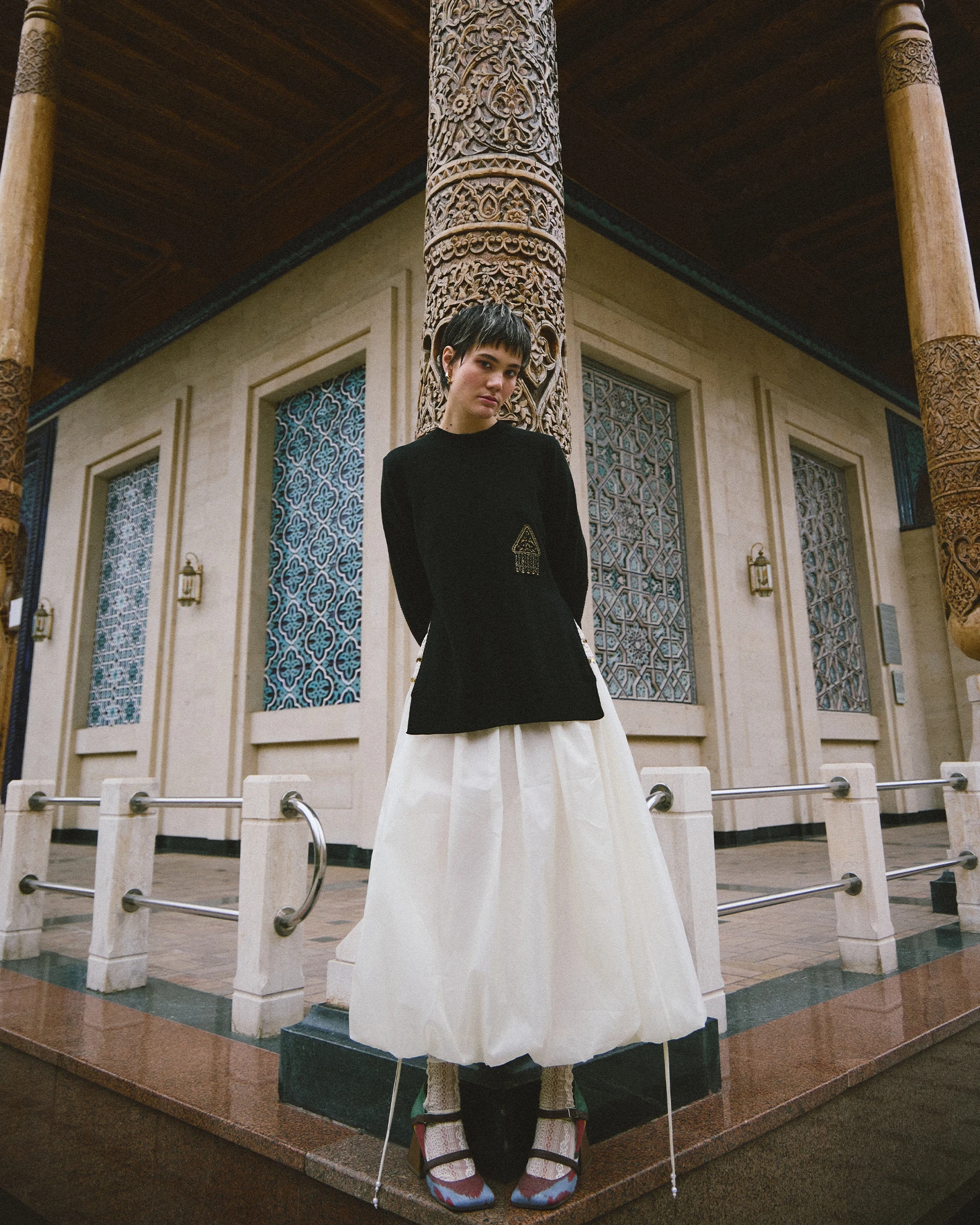 Свитер, юбка, туфли: Lali; серьги, носки: собственность стилиста