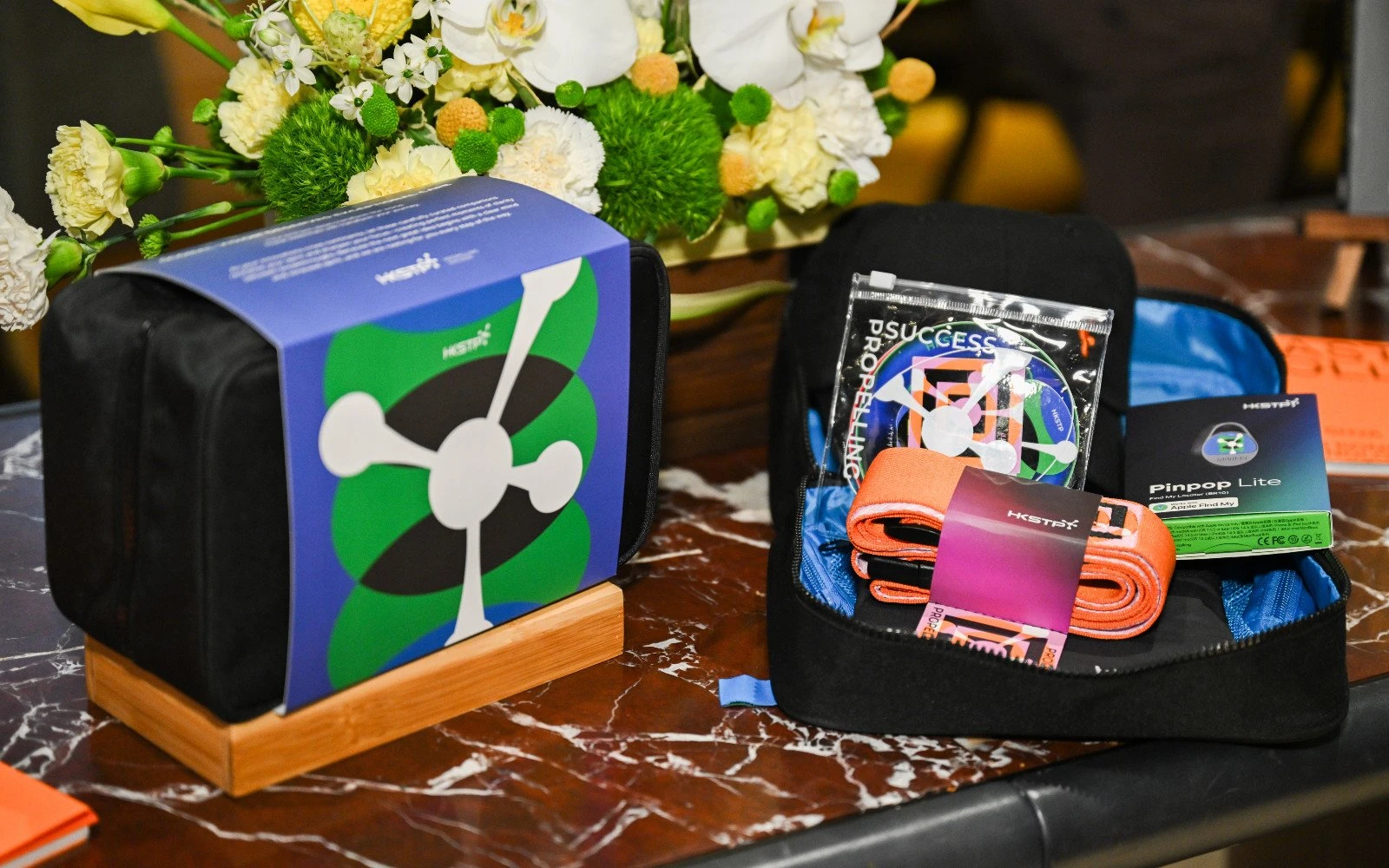 Дорожные наборы из серии «Go Global» от HKSTP, включающие полезные гаджеты, такие как складная сумка V Cycle из переработанных отходов и трекер местоположения Momax | Tatler Hong Kong