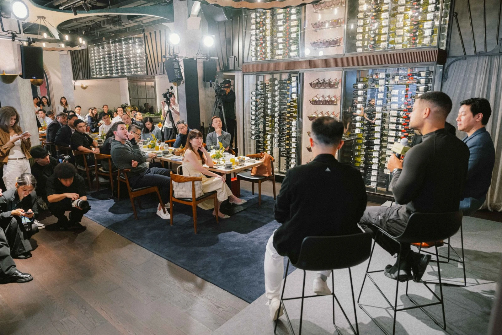 Гости слушают обмен мнениями между Бартлеттом и участниками панели — Ло и Октавиусом | Tatler Hong Kong