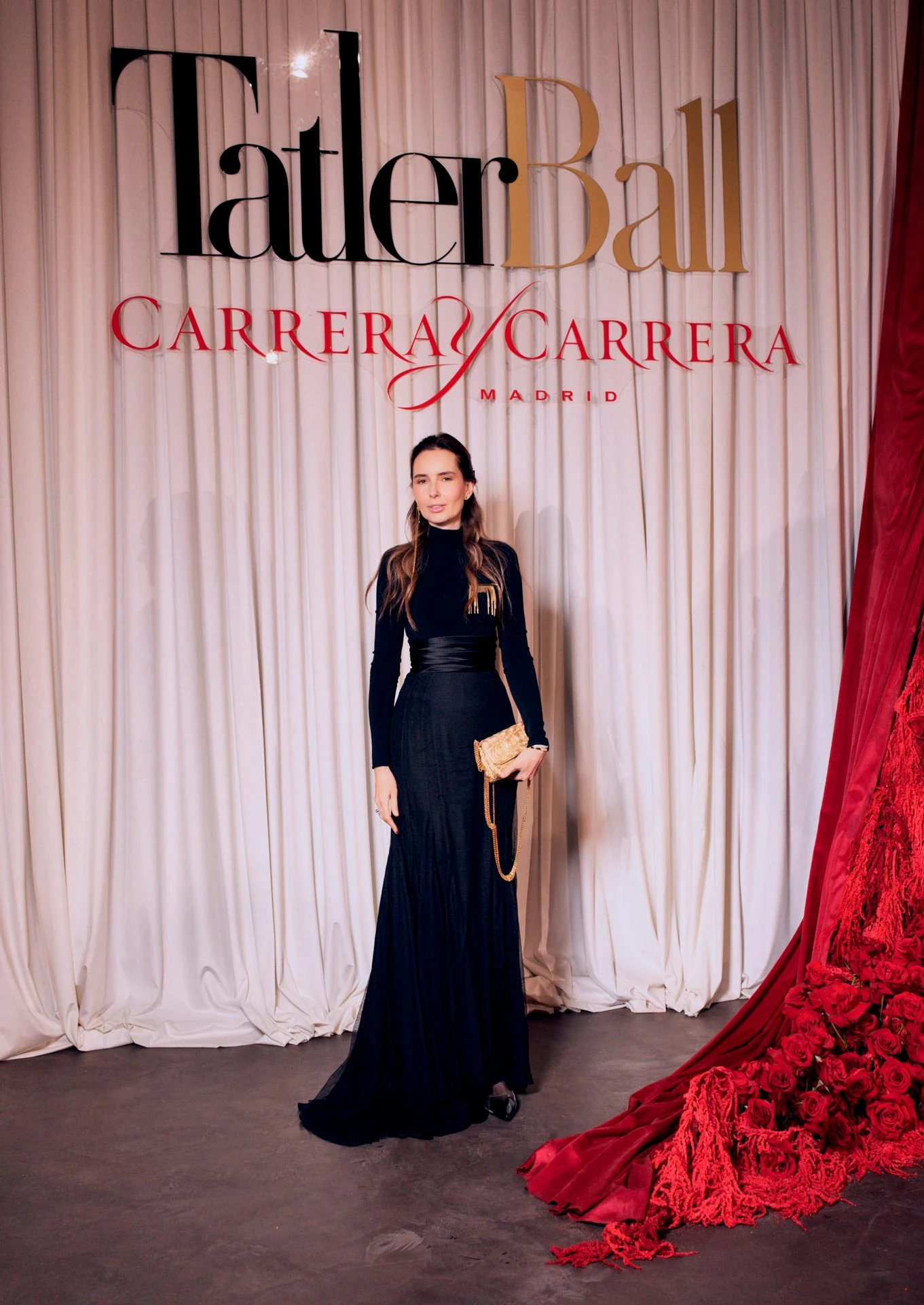 Наташа Құсайынова Sashaverse кеудешесінде, Jason Wu винтажды белдемшесінде, қолында винтажды Chanel сөмкесі, Tauba Auerbach for ArtCollab түйреуіші және Irakli Nassidz моно-сырғасы | Фотосуретші: Slozhnomarya  