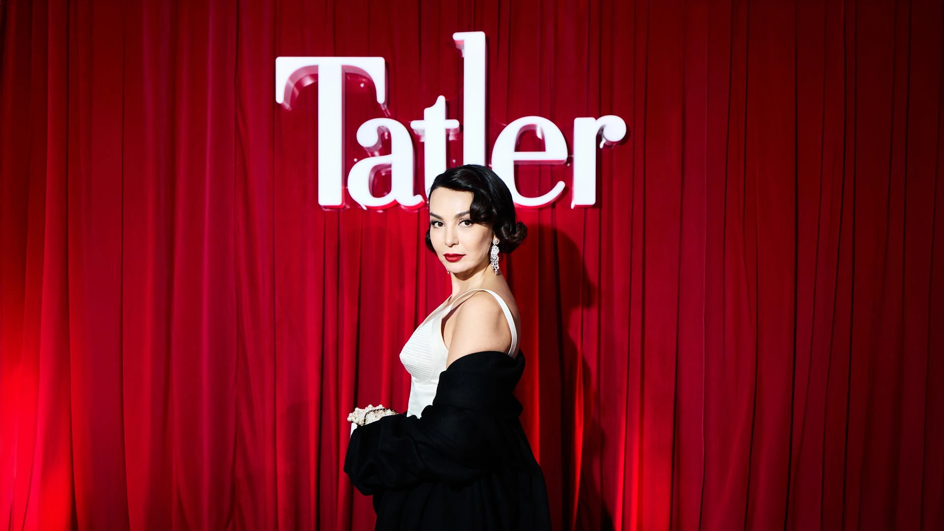 Ботагоз Кошенова в платье Richard Quinn, кейп из кутюрной коллекции Jean-Paul Gaultier и сумочка Chanel | Фотограф: Султан Арчаков