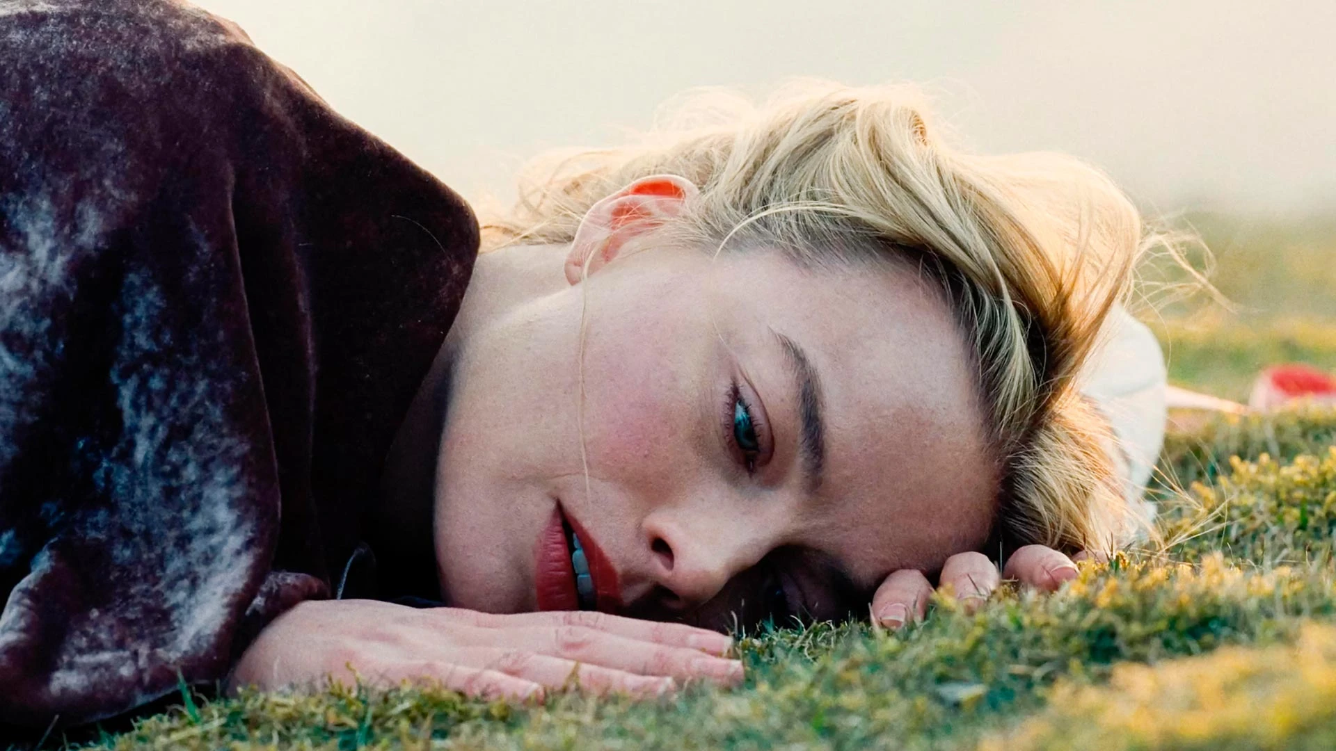 Премьеру фильма приурочили ко Дню святого Валентина, хотя это релиз скорее для Вальпургиевой ночи | Кадр из фильма «Грозовой перевал» | Alamy