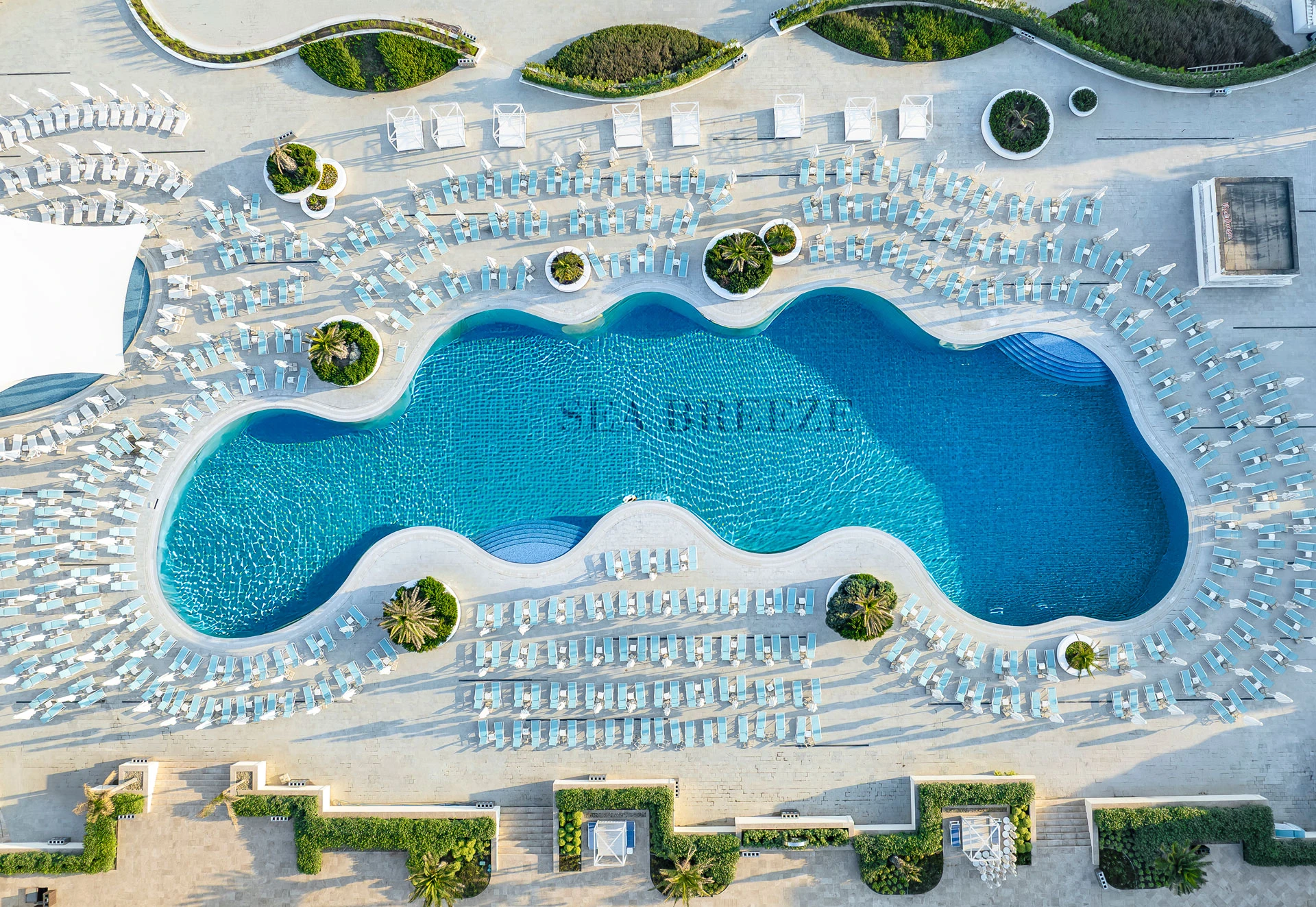 Один из трех открытых бассейнов на территории бич-клуба Sea Breeze | Архив пресс-службы