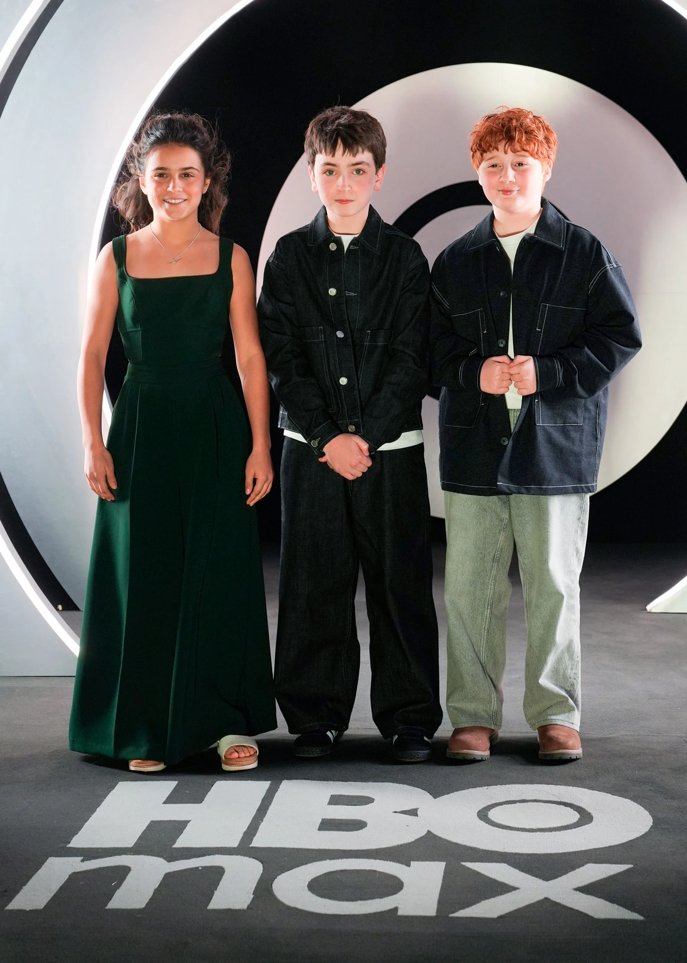 Арабелла Стэнтон, Доминик Маклафлин и Аластер Стаут на вечеринке по случаю запуска HBO Max в Великобритании и Ирландии, 25 марта 2026 года | Фотограф: Люси Норт | Getty Images