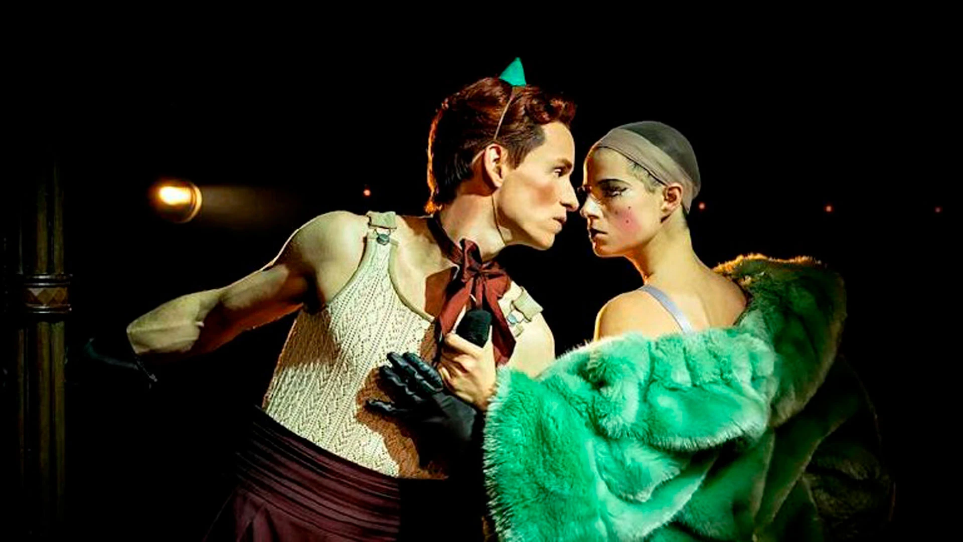 Эдди Редмэйн и Джесси Бакли в постановке Cabaret в Playhouse Theatre, Лондон, West End | Фотограф: Марк Бреннер | London Theatre