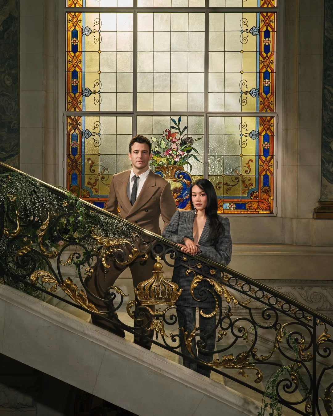 Люк Томпсон и Ерин Ха, сыгравшие Бенедикта Бриджертона и Софи | Cyril Masson | Netflix