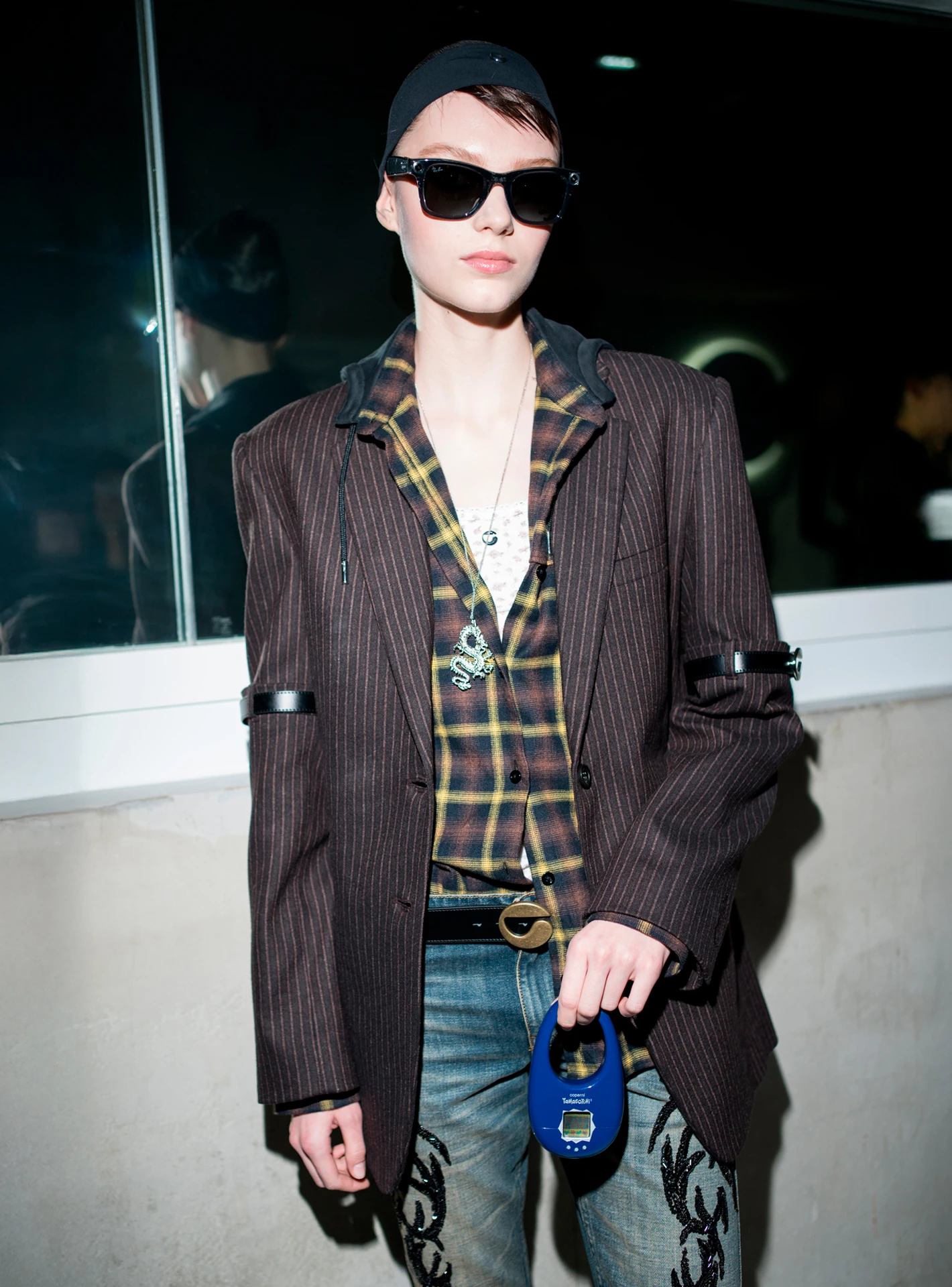 Модель с микросумкой Tamagotchi Swipe Case | Spotlight