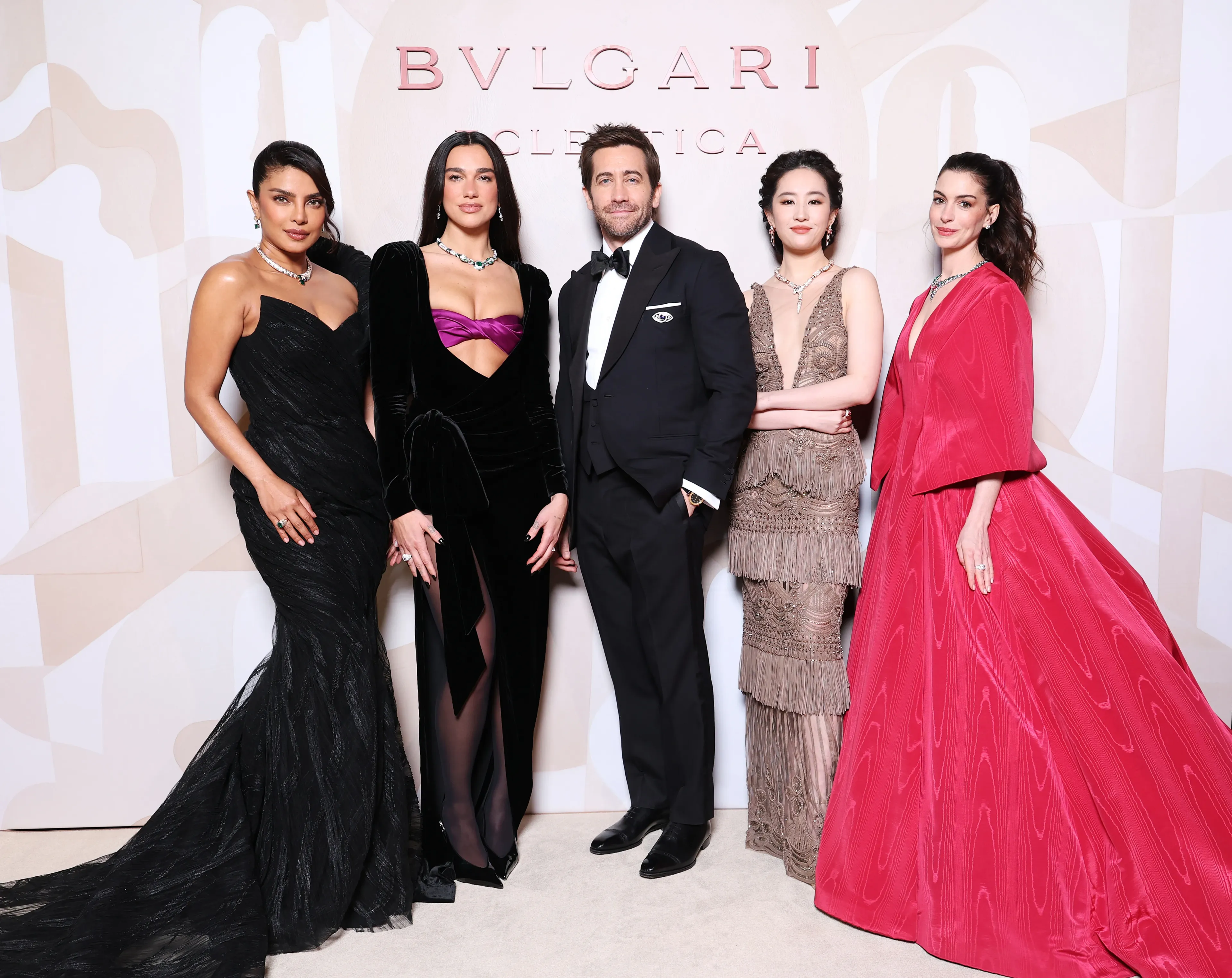Приянка Чопра, Дуа Липа, Джейк Джилленхол, Лю Ифэй и Энн Хэтэуэй на показе Bvlgari  / Пресс-материалы Bvlgari 