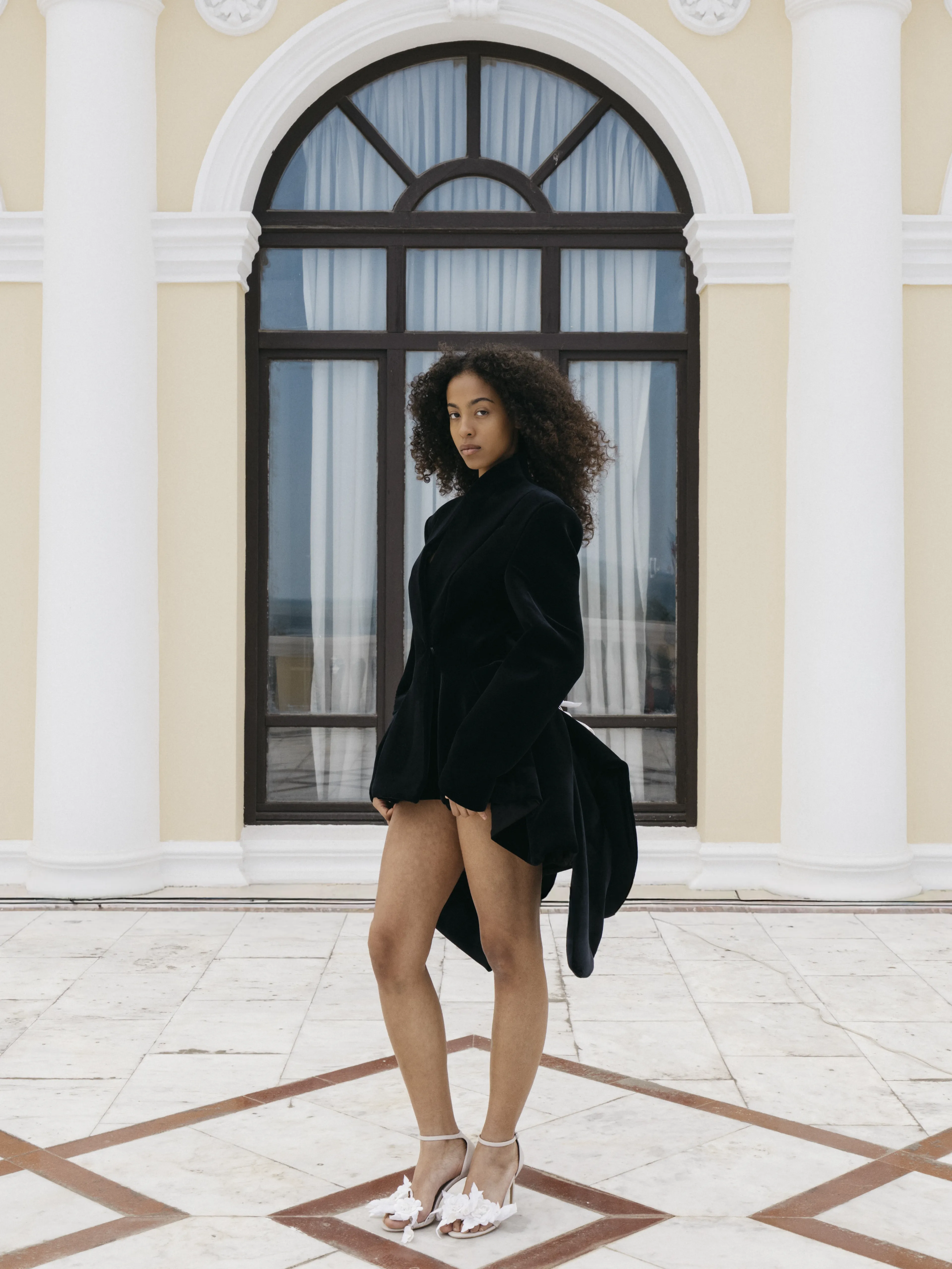 Бренд Zumrud Mirzaliyeva | Фотограф: Darrel Hunter;
ретушь: Sarah Ellen Treacher;
ассистент на площадке: Rufan Mammadov;
локация: Azerbaijan State Philharmonic Hall;
модель: Джулианна