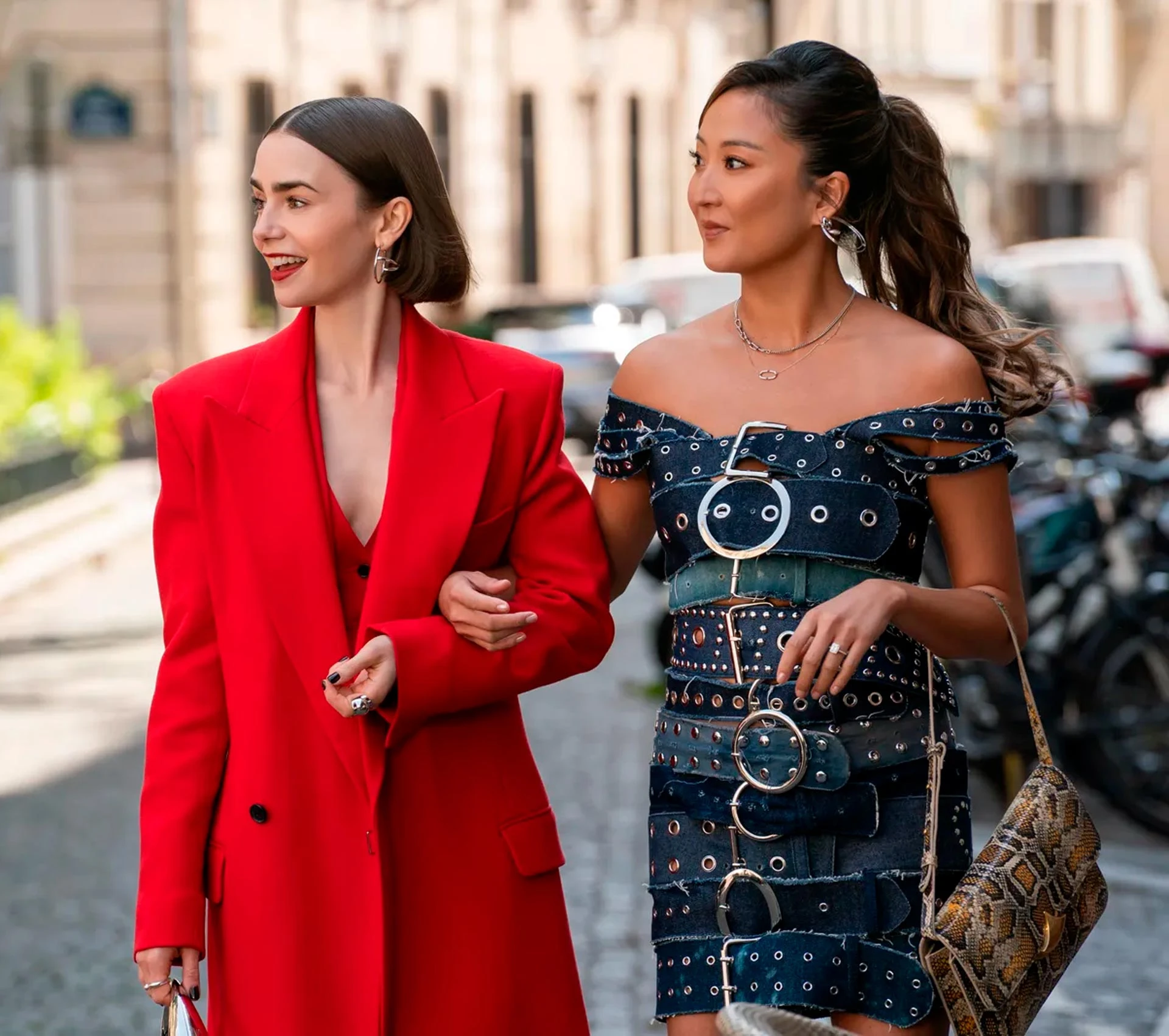 Эмили в красном костюме от Барбары Буи с Минди | Фотограф: Каролин Дюбуа/Netflix