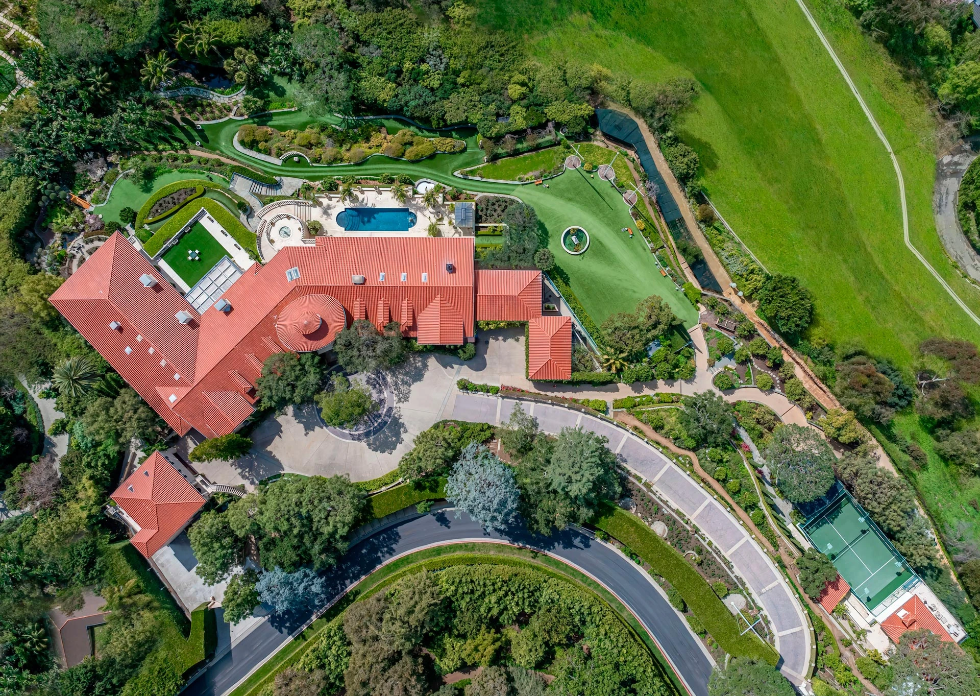 Вилла состоит из основного здания, обширного парка и нескольких гостевых домов | Архив пресс-службы