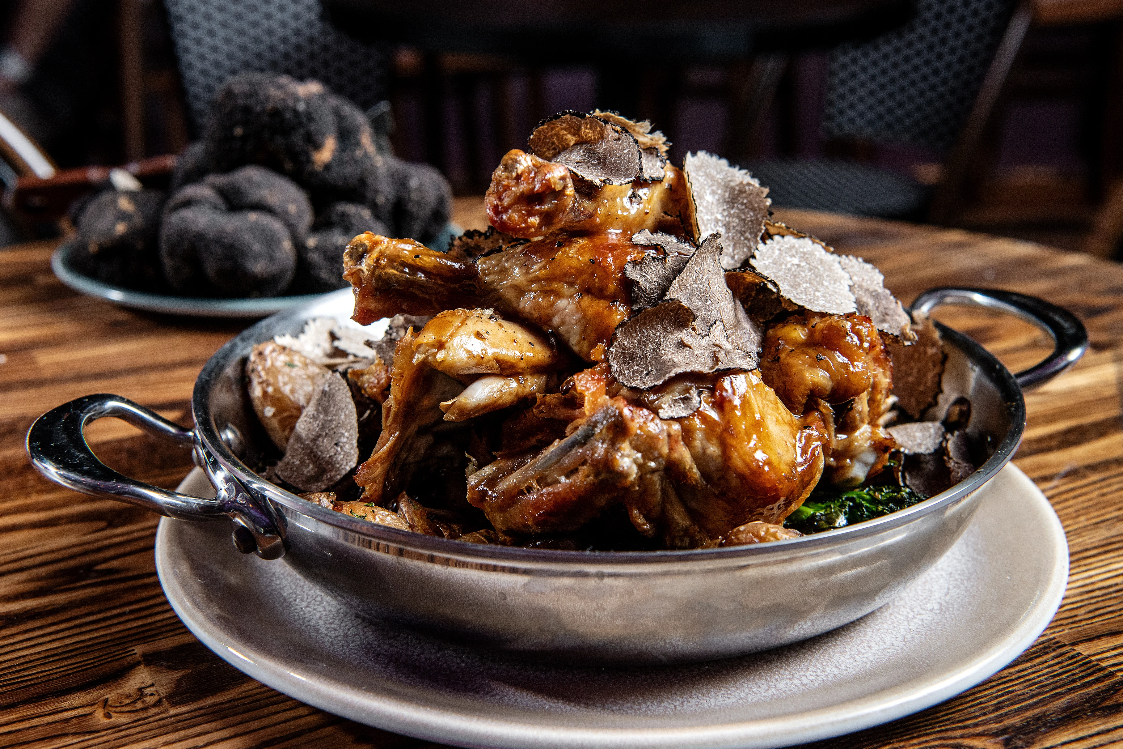 Блюдо Wally's Hundred Dollar Chicken: картофельное пюре, брокколи, куриный соус, тертый трюфель | Фотограф: Марайя Таугер | Getty Images