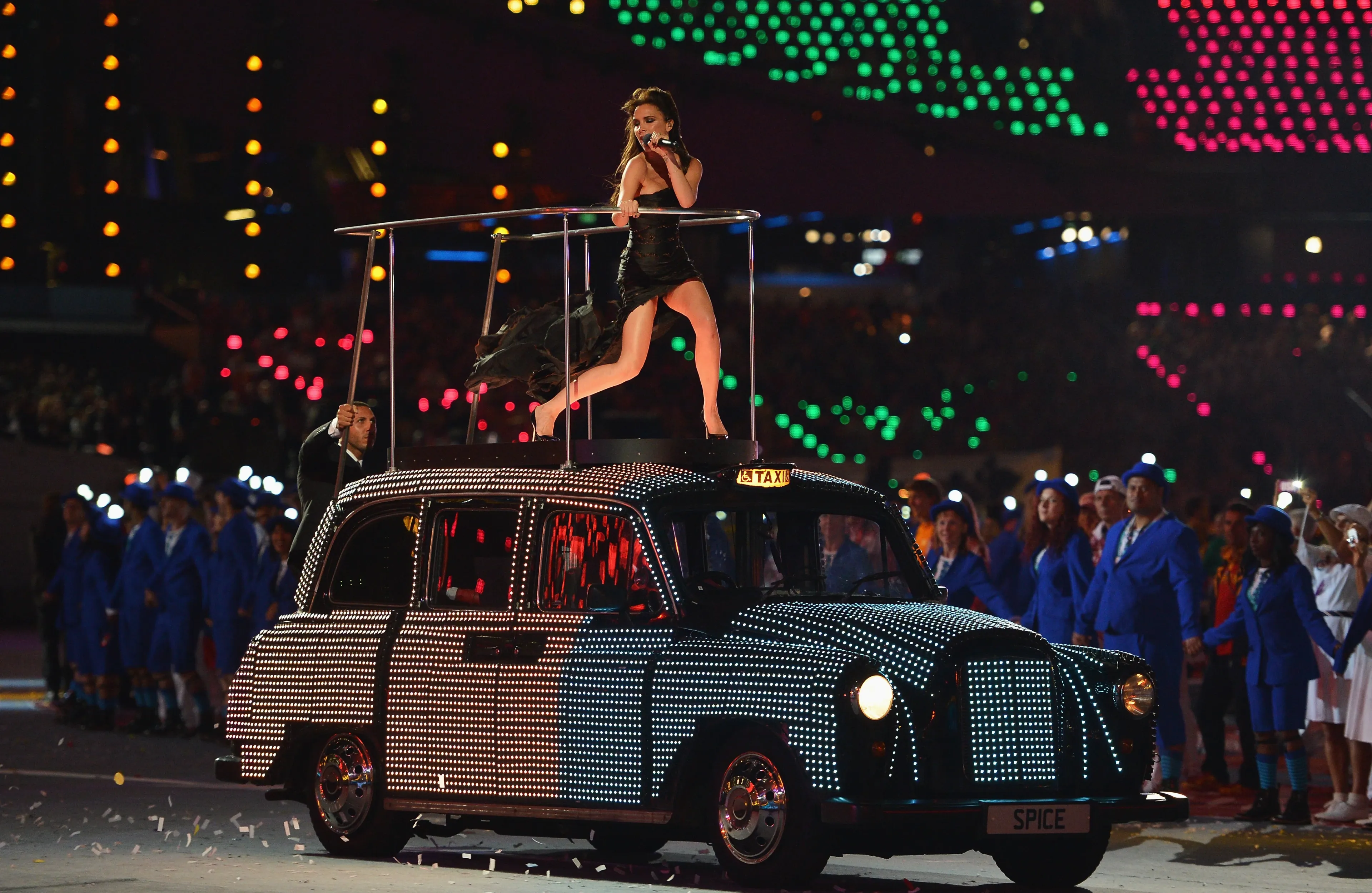 Виктория Бекхэм из Spice Girls выступает во время церемонии закрытия Олимпийских игр 2012 года в Лондоне  | Jeff J Mitchell|Getty Images