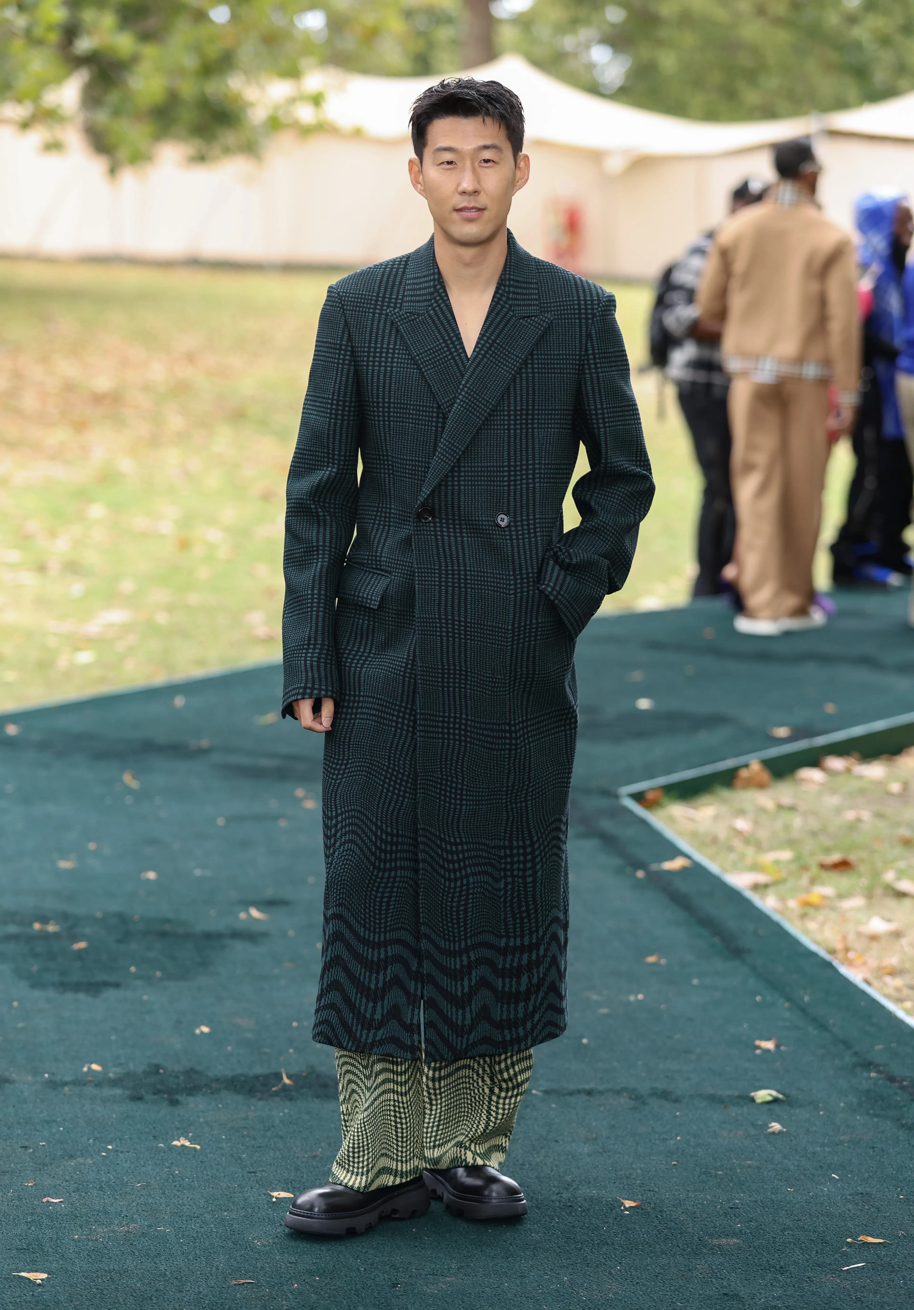 Сон Хын Мин на показе Burberry во время Лондонской недели моды 18 сентября 2023 года в Лондоне, Англия | Mike Marsland / Getty Images