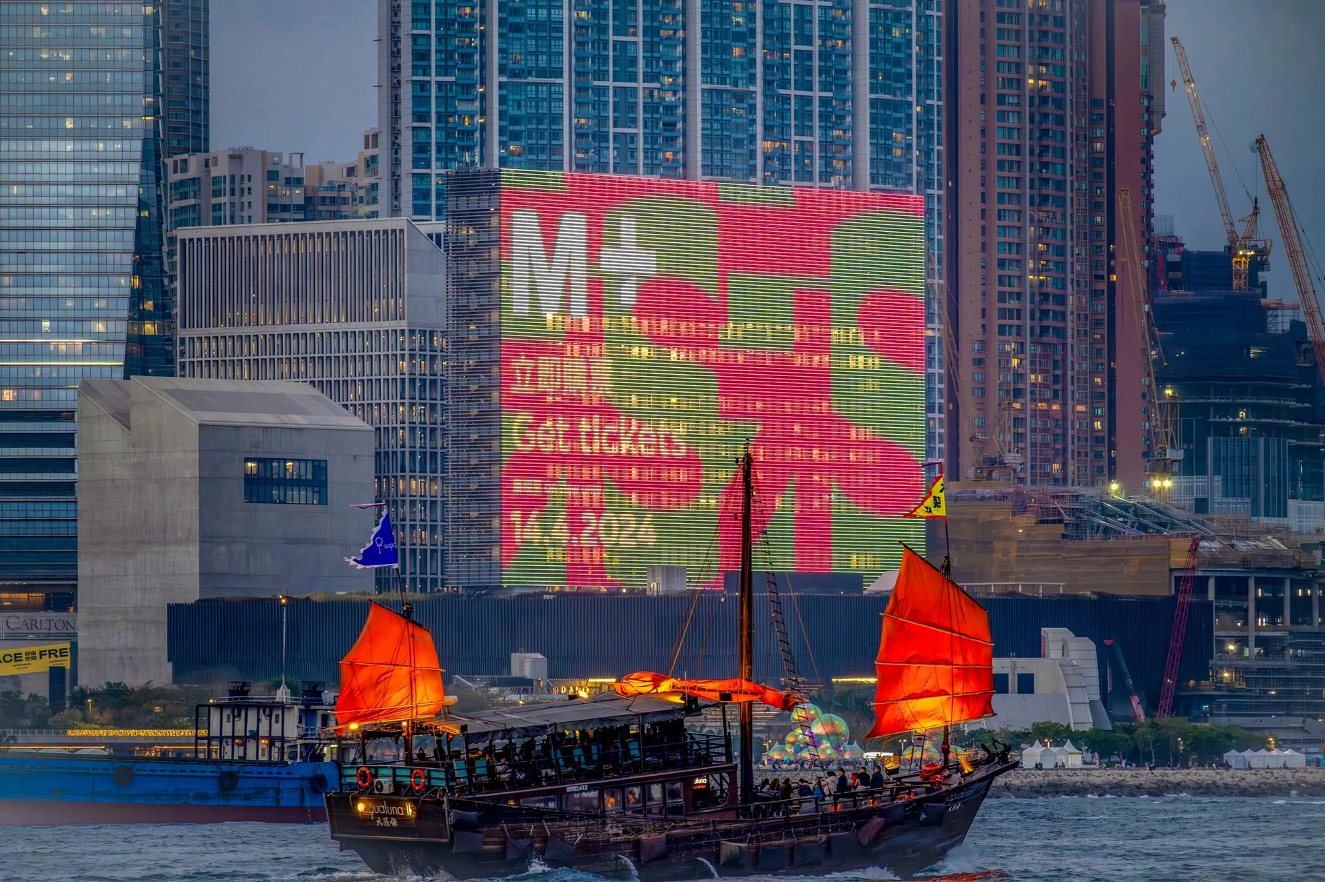 Здание M+, нового выдающегося местного музея искусств, построено знаменитыми швейцарскими архитекторами Жаком Херцогом и Пьером де Мёроном | Getty Images