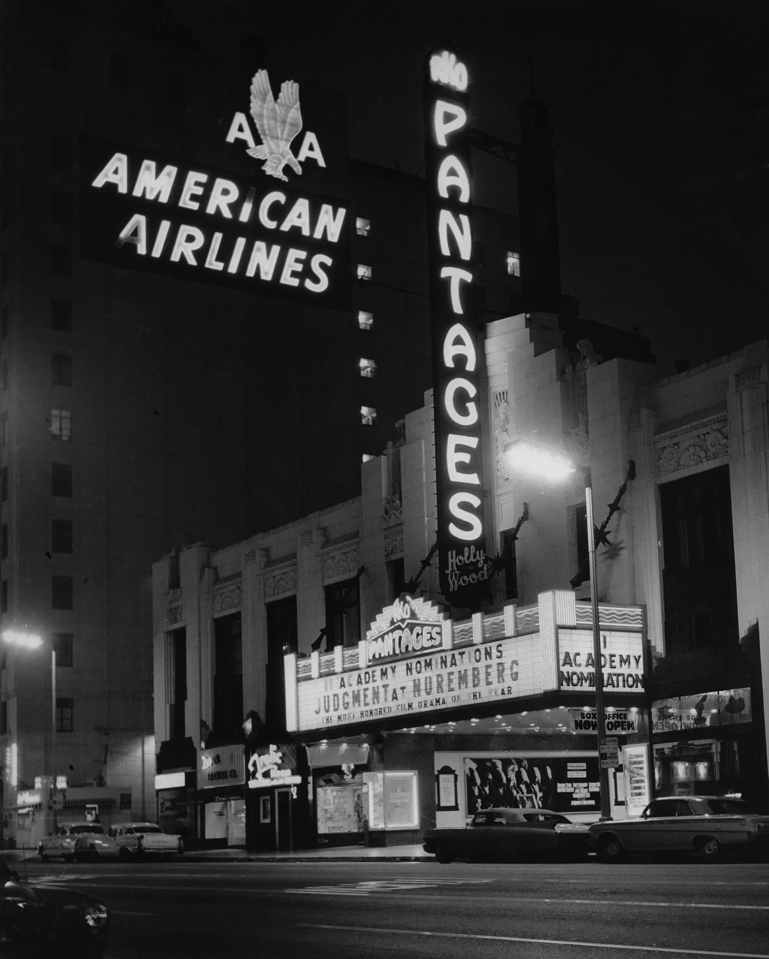 Когда-то на втором этаже кинотеатра Pantages располагались офисы Говарда Хьюза, а в 1954-м здесь вручали премию «Оскар» | Getty Images