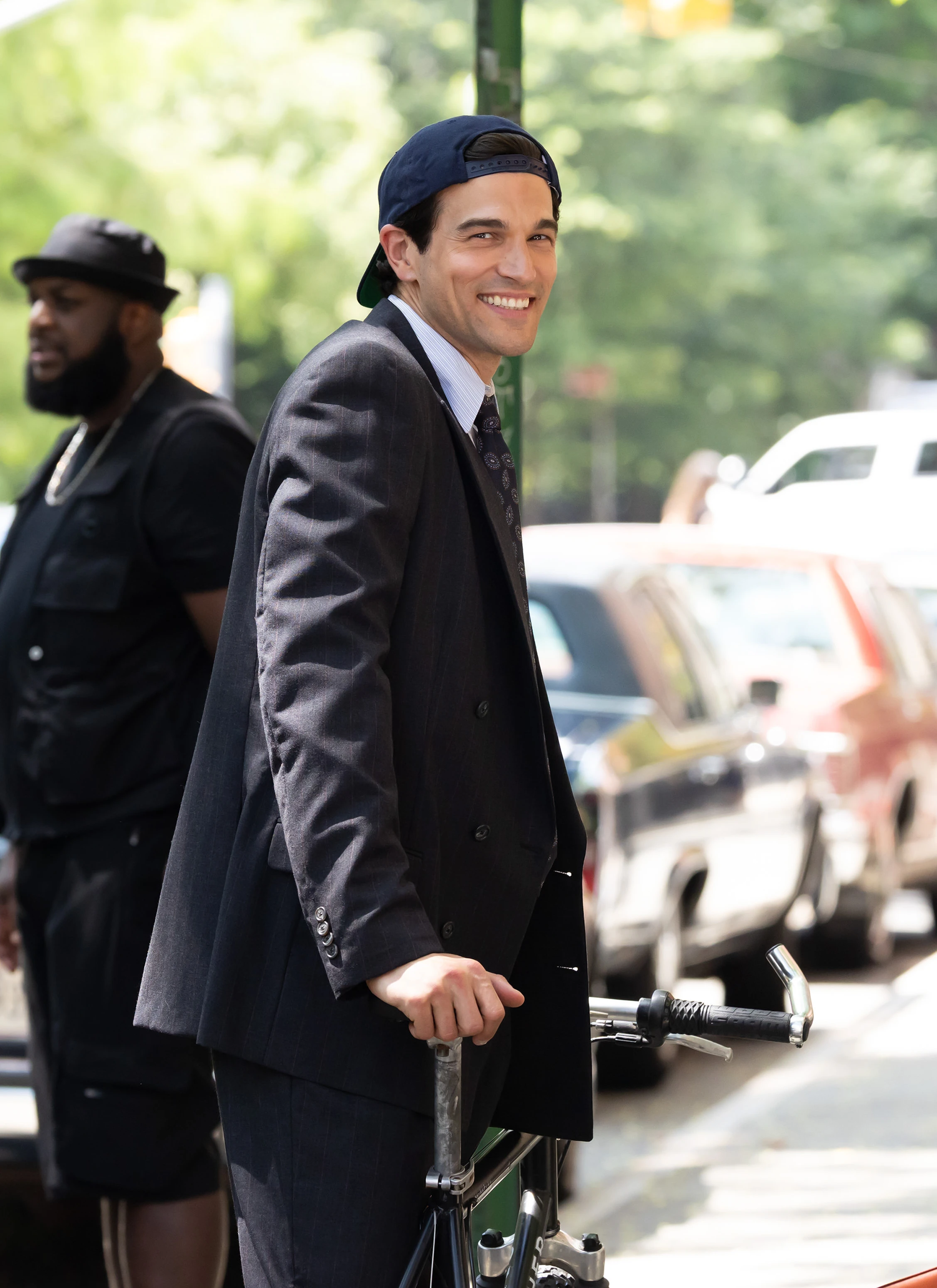 Пол Келли запечатлен на съемочной площадке сериала «Американская история любви» 23 июля 2025 года в Нью-Йорке | Getty Images