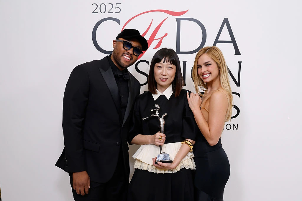 Кристофер Джон Роджерс, Эшлинн Пак и Эддисон Рэй | Getty Images