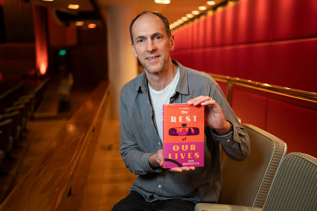 Бенджамин Марковиц с книгой «Остаток нашей жизни» (The Rest of Our Lives). Photo by David Levenson/Getty Images