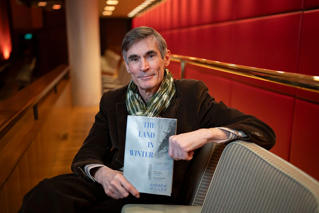 Эндрю Миллер с романом «Земля зимой» (The Land in Winter). Photo by David Levenson/Getty Images