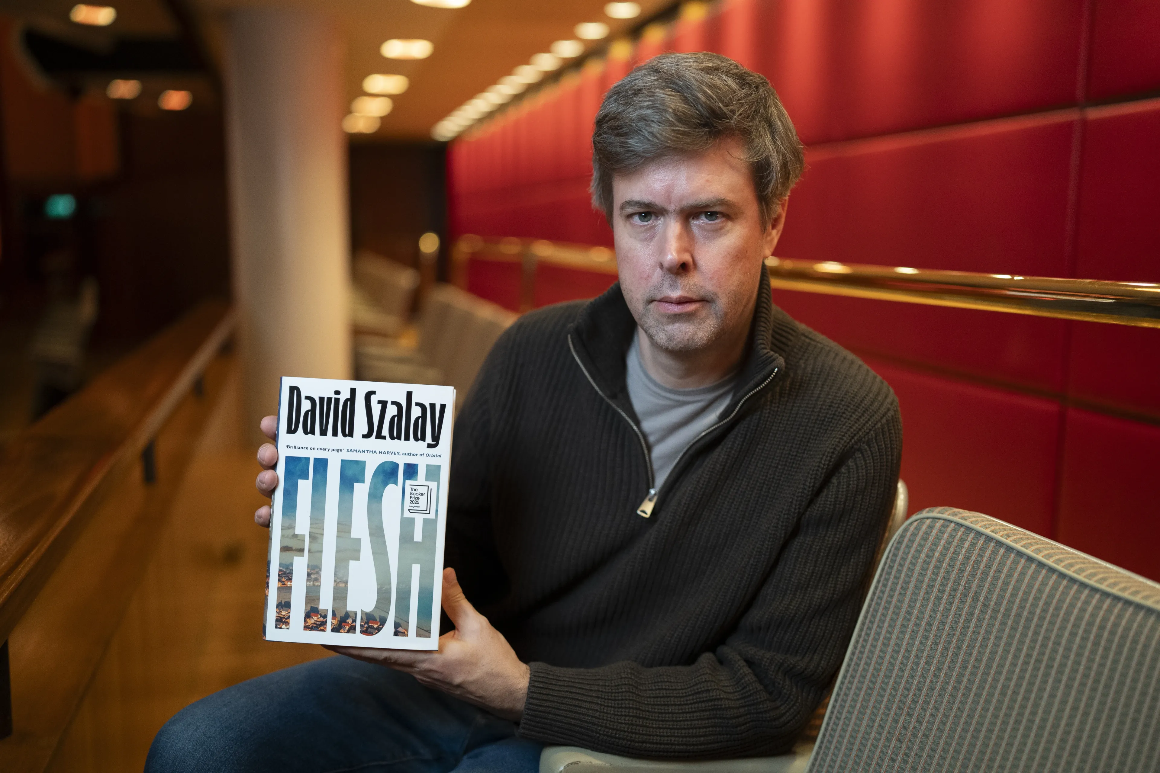 Дэвид Солой, лауреат Букеровской премии – 2025, со своей книгой «Плоть» (Flesh).  Photo by David Levenson/Getty Images