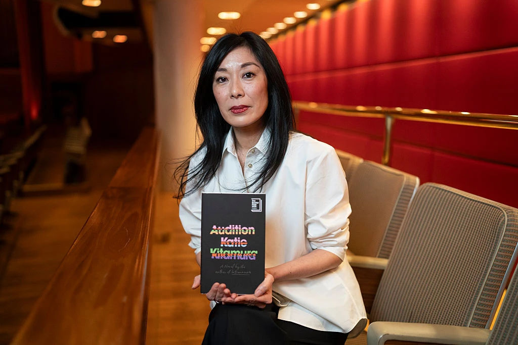 Кэти Китамура с книгой «Прослушивание» (Audition). Photo by David Levenson/Getty Images