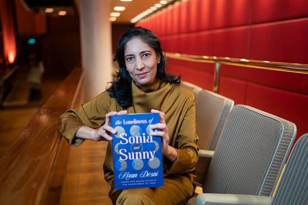 Индийская писательница Киран Десаи со своим романом «Одиночество Сони и Санни» (The Loneliness of Sonia and Sunny). Photo by David Levenson/Getty Images