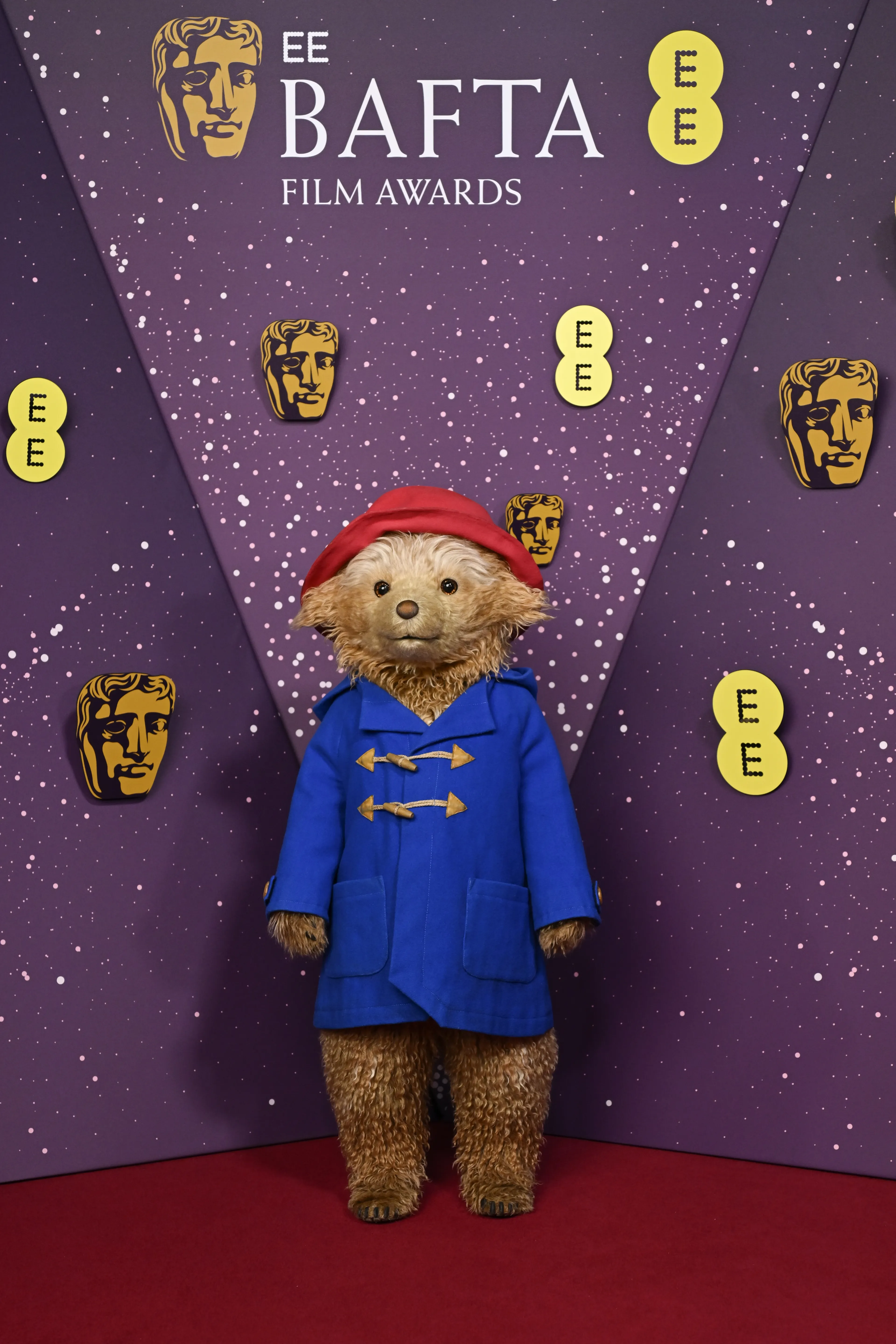 Медвежонок Паддингтон посетил церемонию вручения кинопремий EE BAFTA Film Awards 2026 в Лондоне, Англия | Getty Images