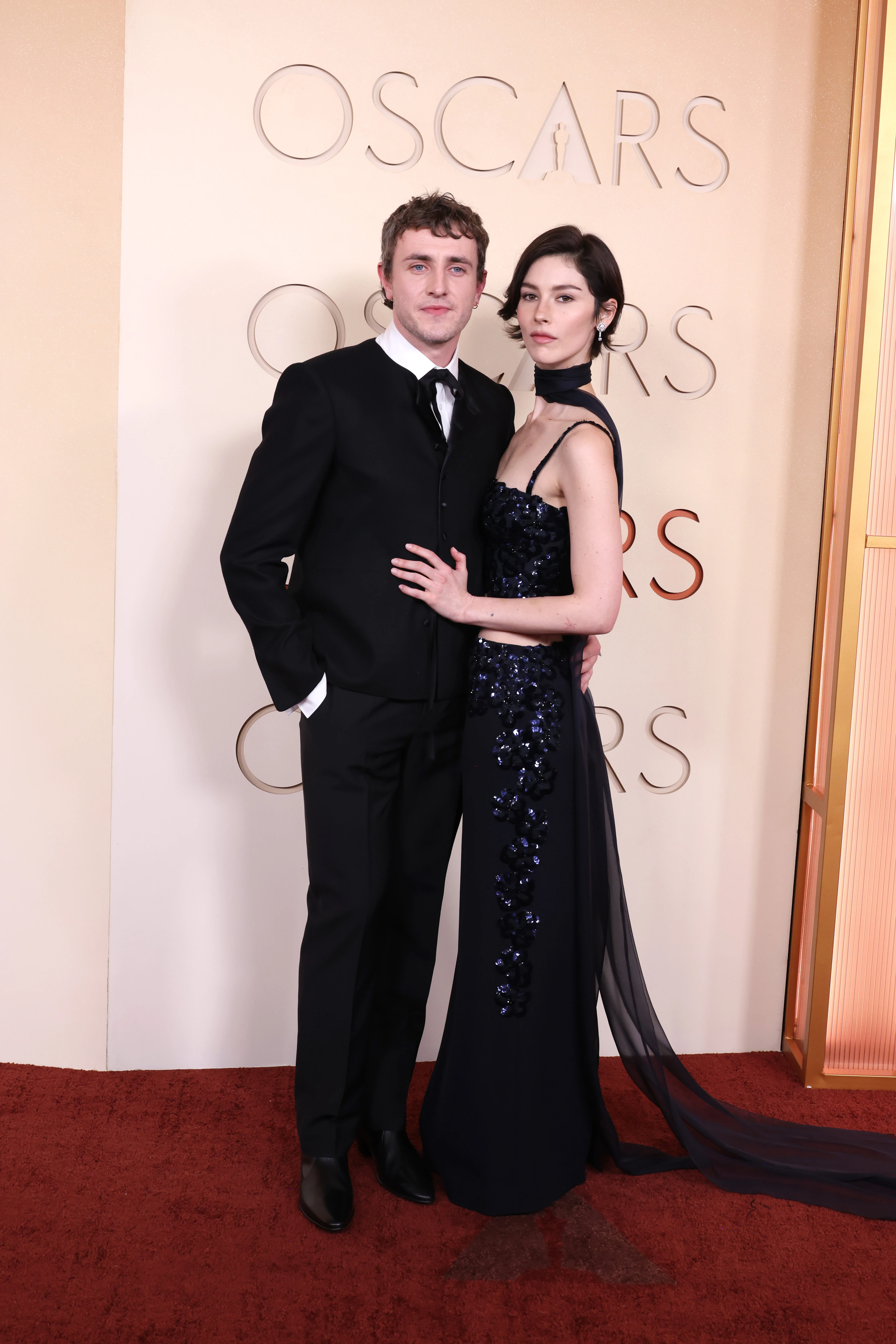 Пол Мескал и Грейси Абрамс посетили 98-ю церемонию вручения премии «Оскар» 15 марта 2026 года в Голливуде, Калифорния | Getty Images 