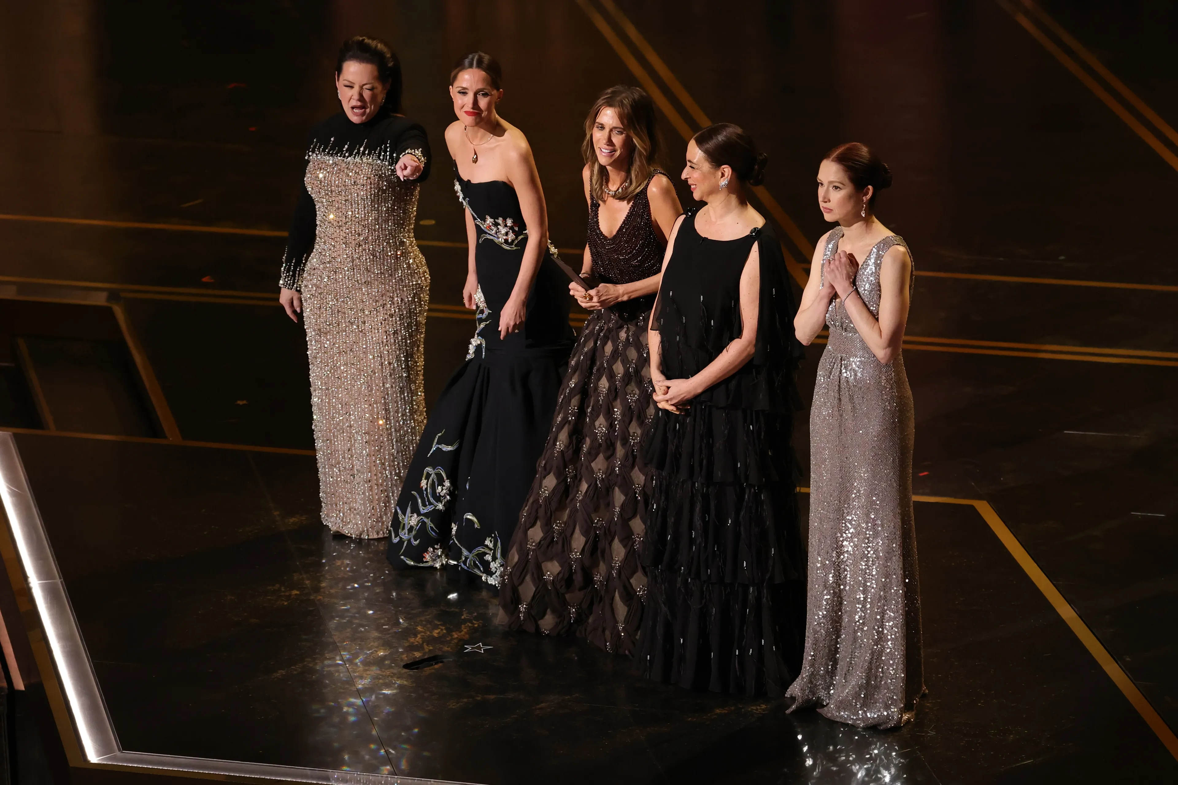 Мелисса Маккарти, Роуз Бирн, Кристен Уиг, Майя Рудольф и Элли Кемпер выступают на сцене во время 98-й церемонии вручения премии «Оскар» в театре Dolby 15 марта 2026 года в Голливуде, Калифорния | Getty Images