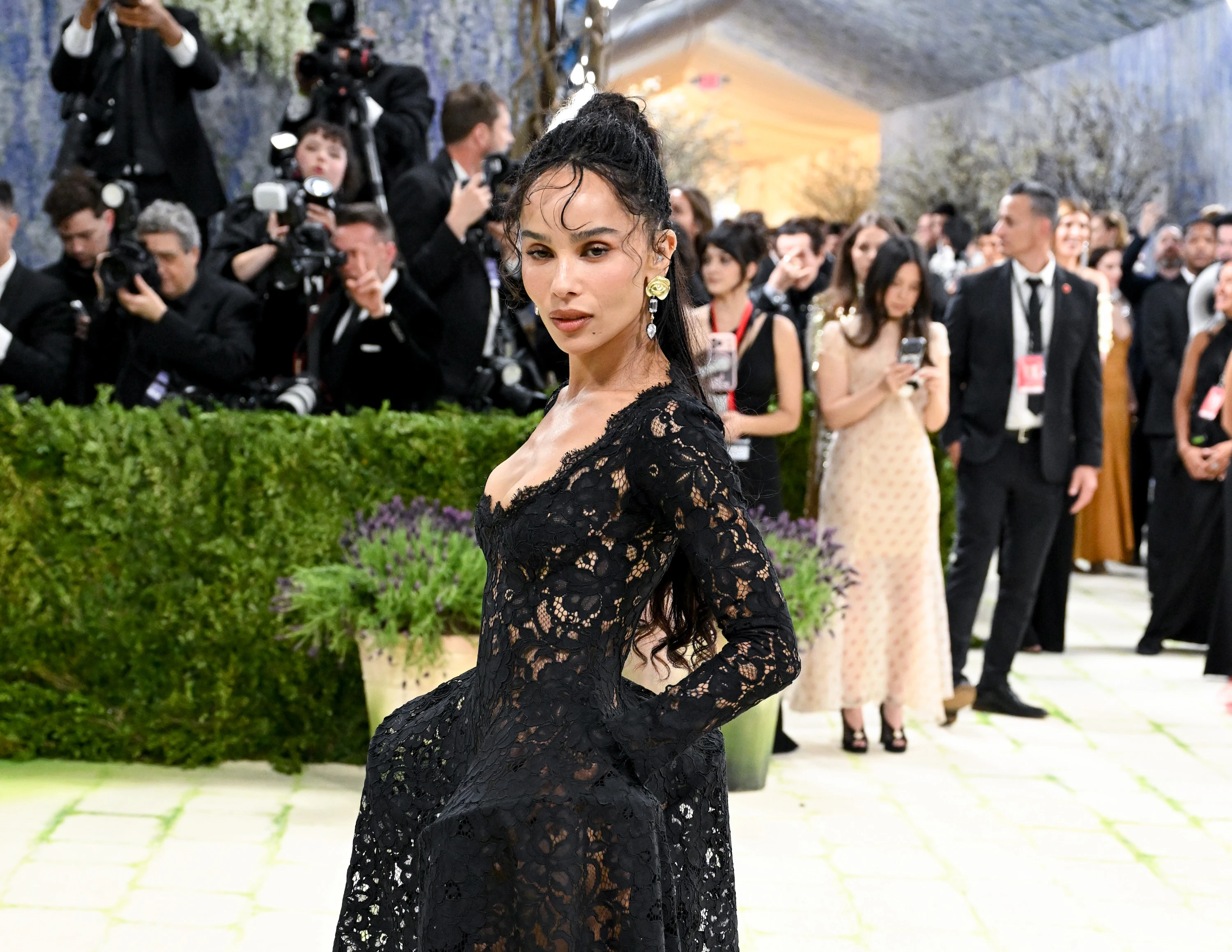 Зои Кравиц на Met Gala 2026 в Метрополитен-музее | Фотограф: Гилберт Флорес | Getty Images